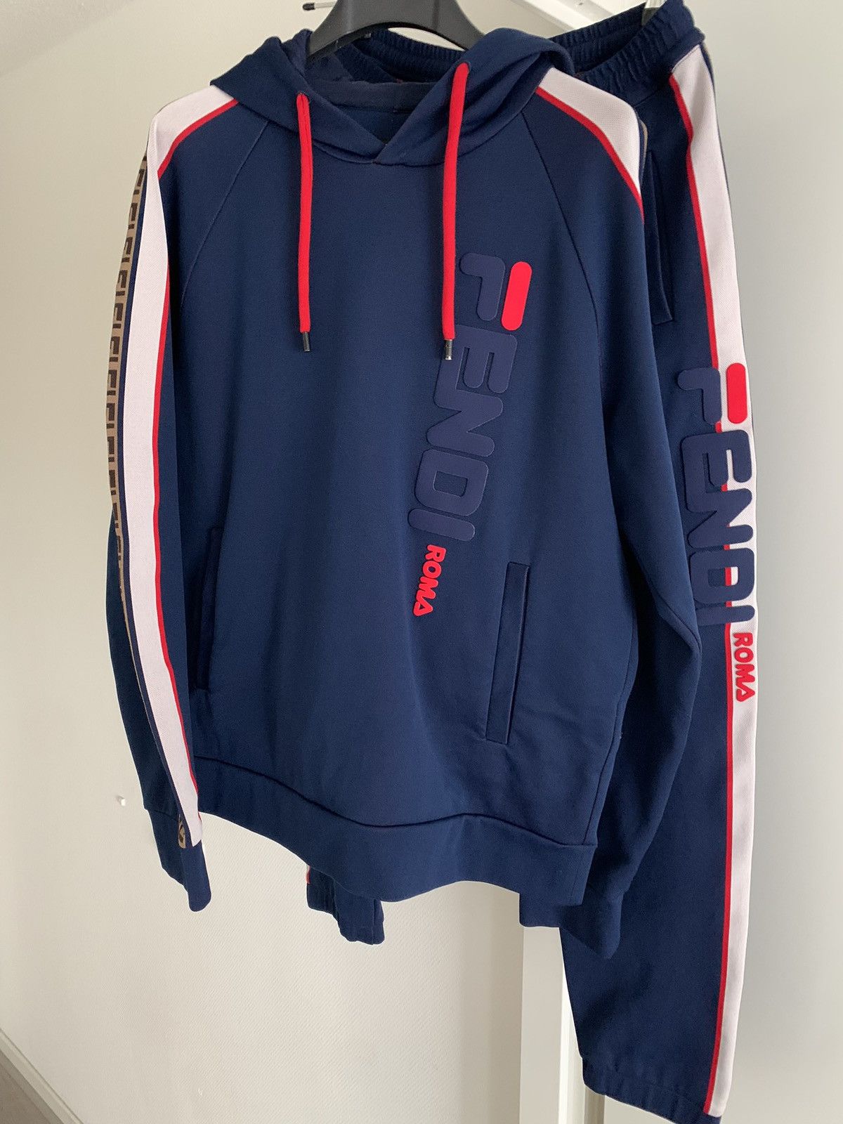 FENDI FILAコラボ　トレーナー 異色のコラボ【FENDI×FILA / フェンディ×フィラ】より ロゴ刺繍