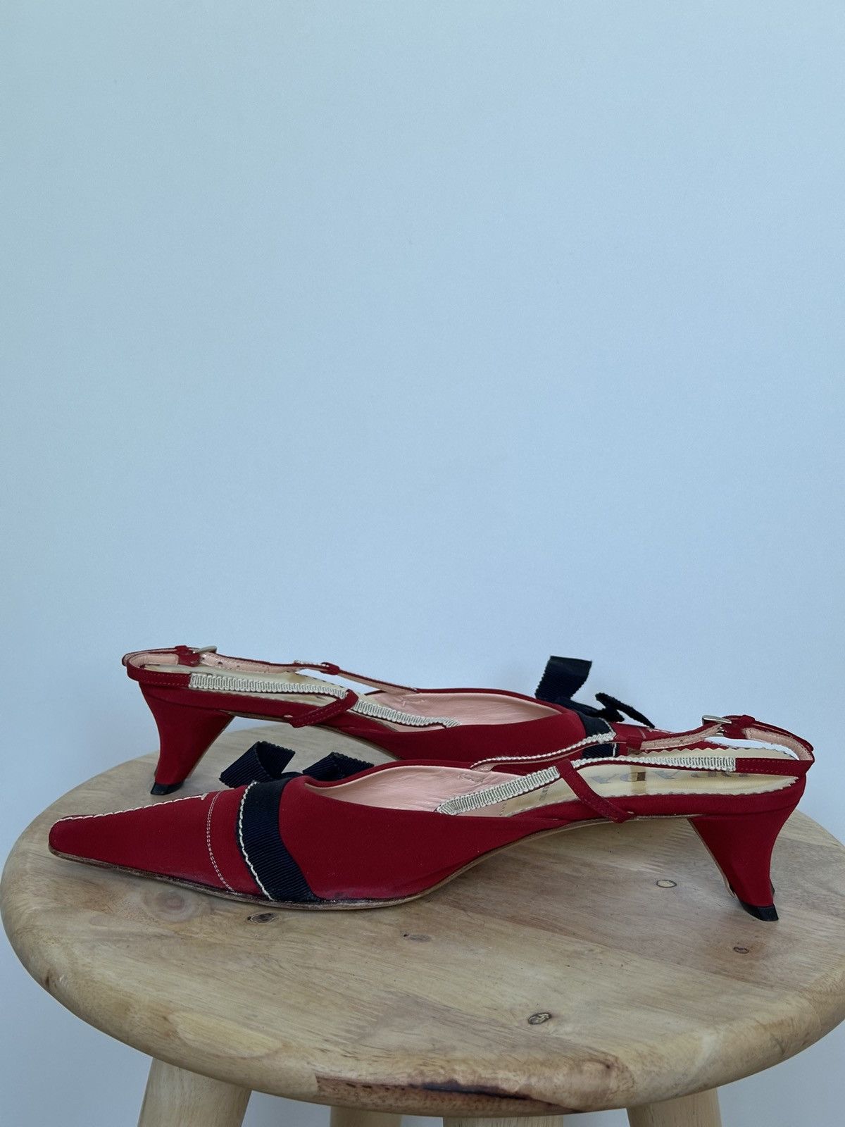Prada Tytuł Prada Red Satin Slingback Kitten Heels With Navy Bow Size US 7.5 / IT 37.5 - 8 Thumbnail