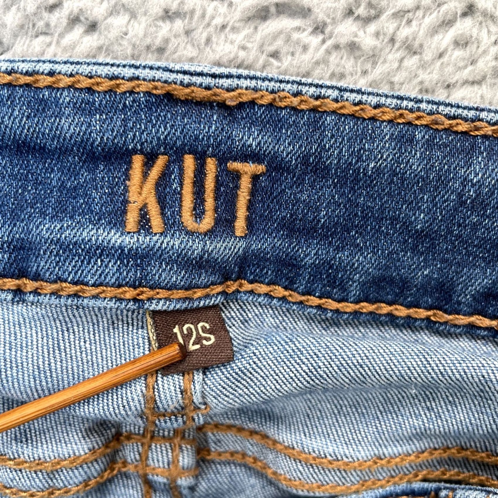 Vintage KUT from the Kloth Jeans Womens 12S Blue Bootcut Denim Logo Stretch Cotton Bootcut Jeans Women 12 Regular Inseam 31 in Navy Blue Logo 5-Pocket Size 34" / US 12 / IT 48 - 3 Thumbnail