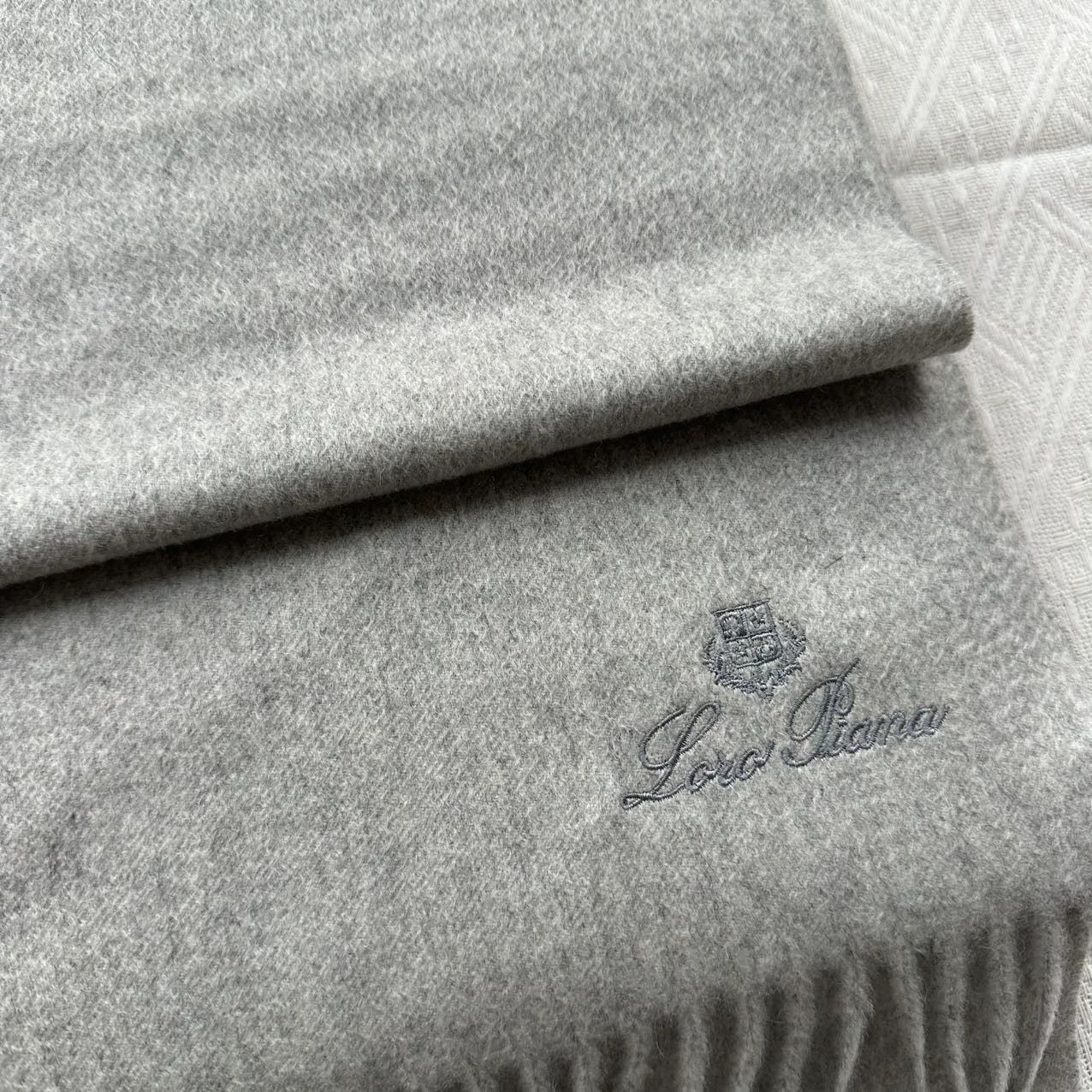 Loro Piana Unused Loro Piana Gray Cashmere Scarf Unisex Stock Size ONE SIZE - 8 Thumbnail