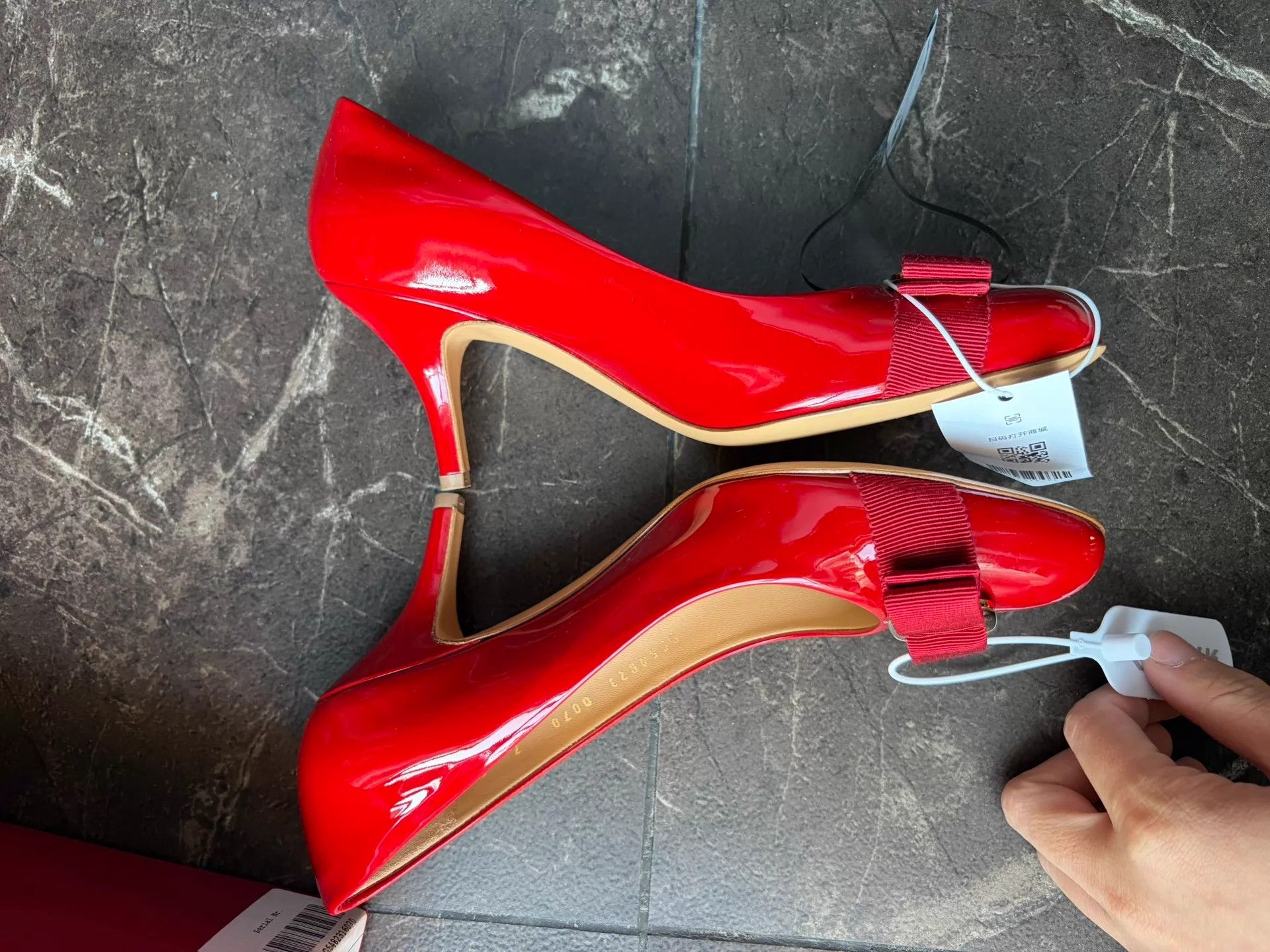 Salvatore Ferragamo FERRAGAMO Vara Patent Leather Bow Heels 7cm Red 37.5 Size US 7 / IT 37 - 2 Thumbnail