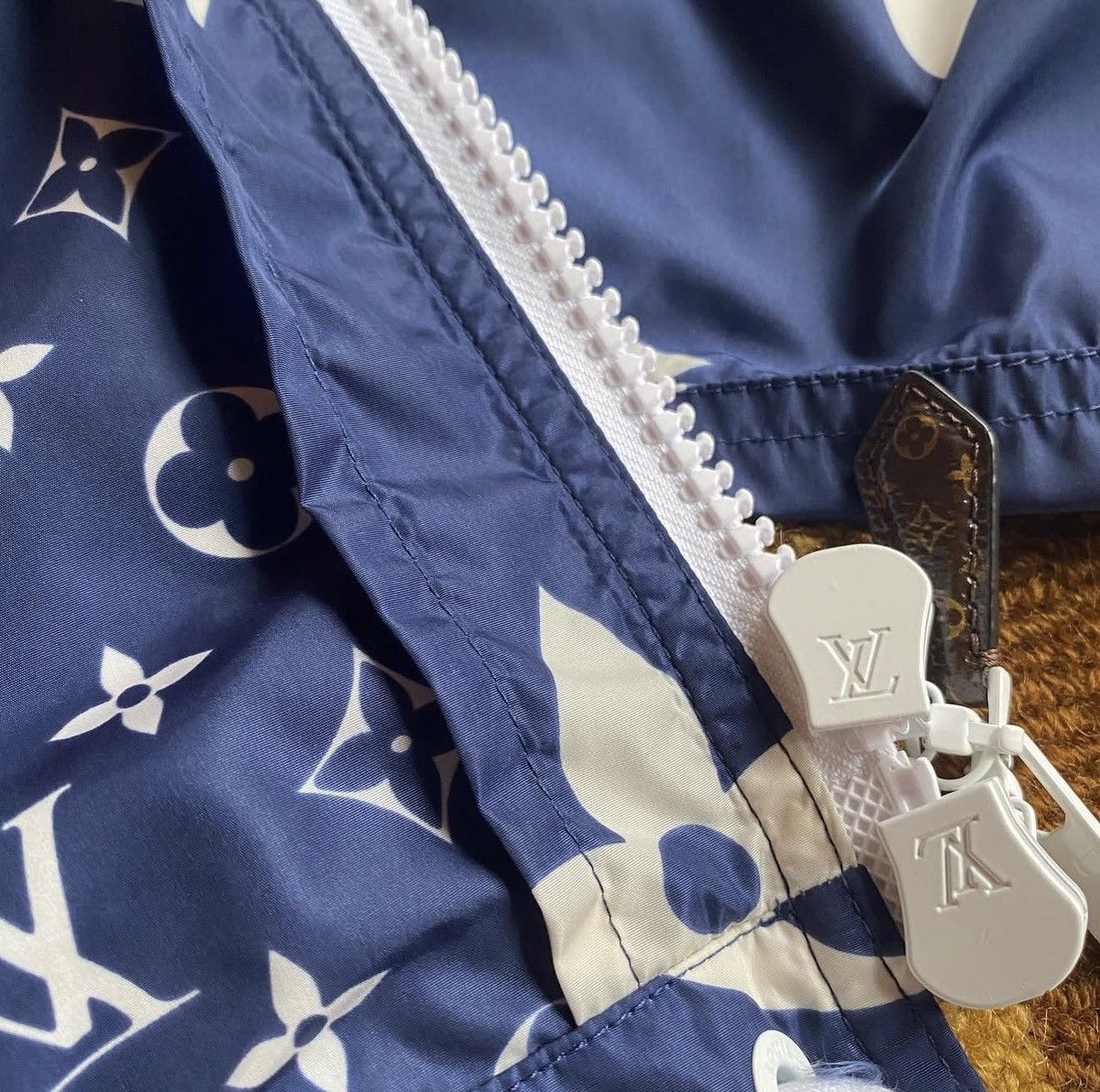 Louis Vuitton LV ESCALE PRINTED PARKA Size US XXS / EU 40 - 4 Thumbnail