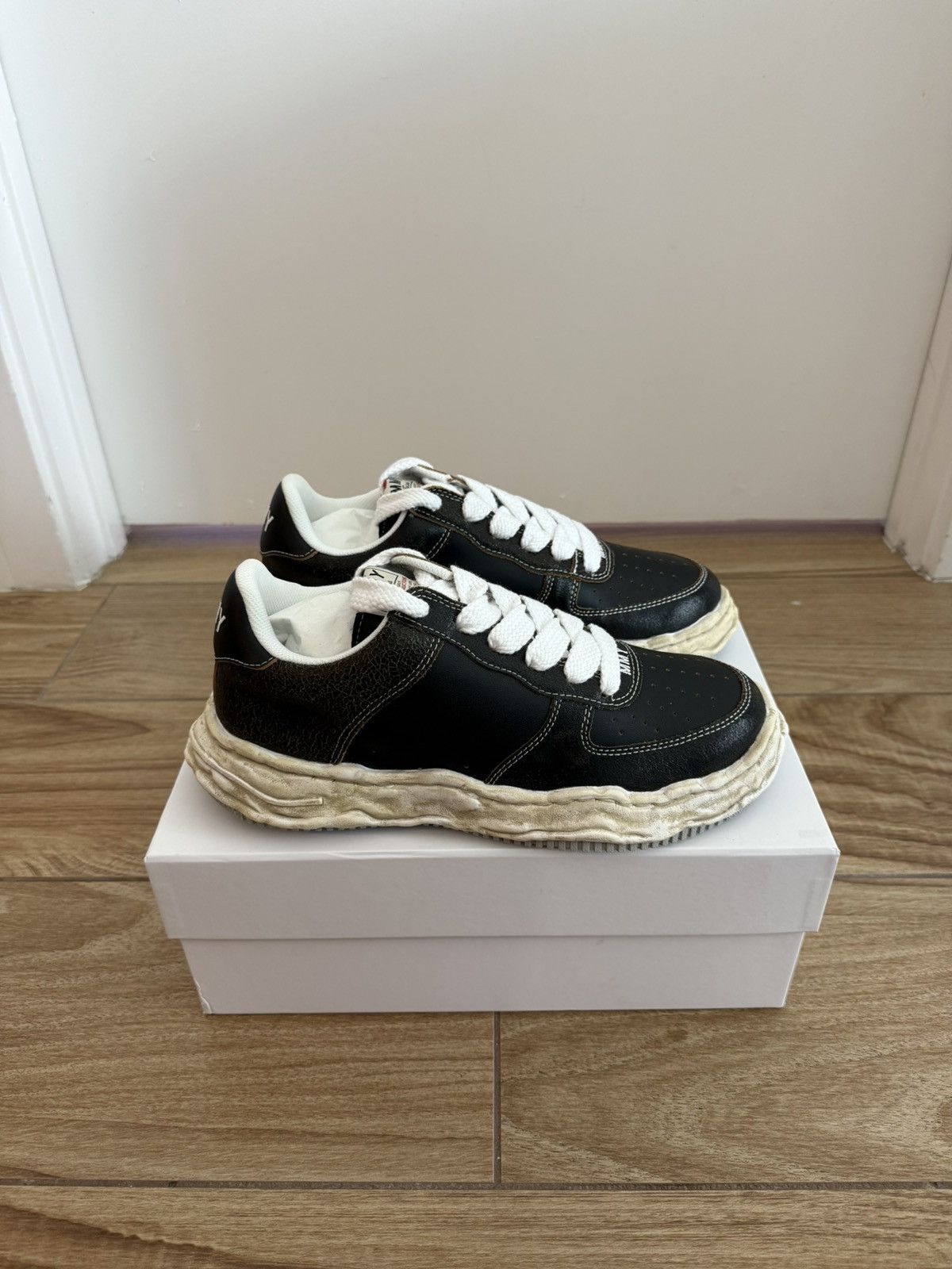 Maison MIHARA YASUHIRO Maison Mihara Yasuhiro Wayne Low ‘Cracking Leather’ Black Size US 11 / EU 44 - 3 Thumbnail