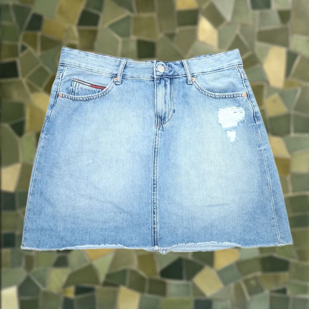 Tommy Hilfiger VINTAGE Tommy Hilfiger Light Wash Blue Denim Mini Jean Skirt 29 Womens Skirt Short Casual Denim Cotton Distressed 1990s Size 32" / US 10 / IT 46 - 1 Thumbnail
