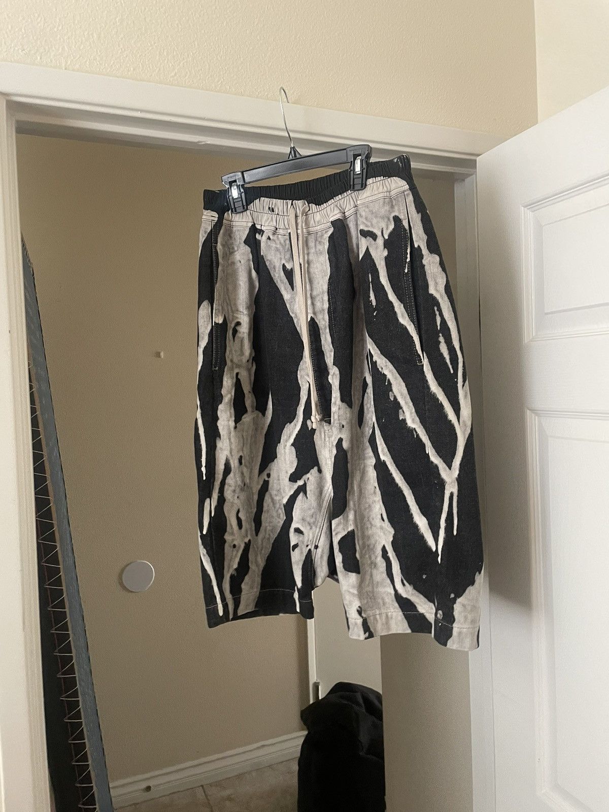 image of Rick Owens Vomit Pod Shorts in Black, Men's (Size 30)