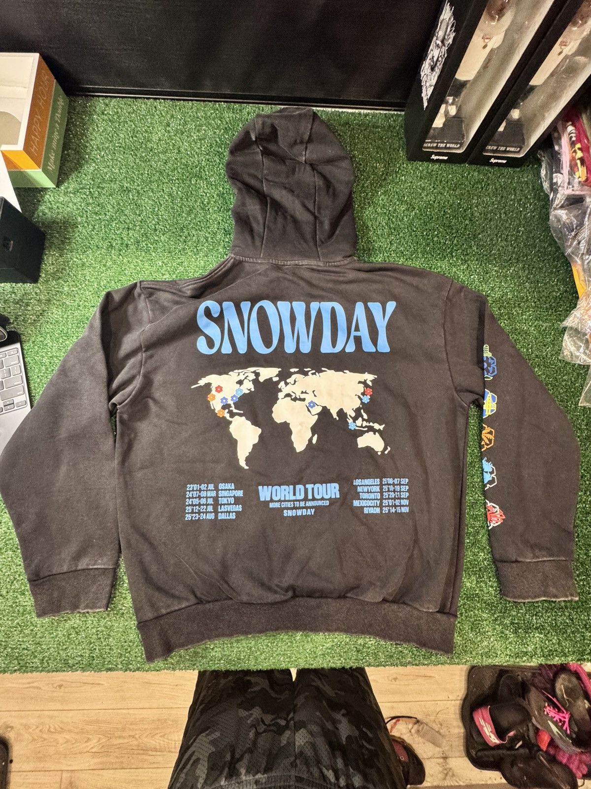 Snowday Snowdays world tour hoodie/Size Medium Size US M / EU 48-50 / 2 - 3 Thumbnail