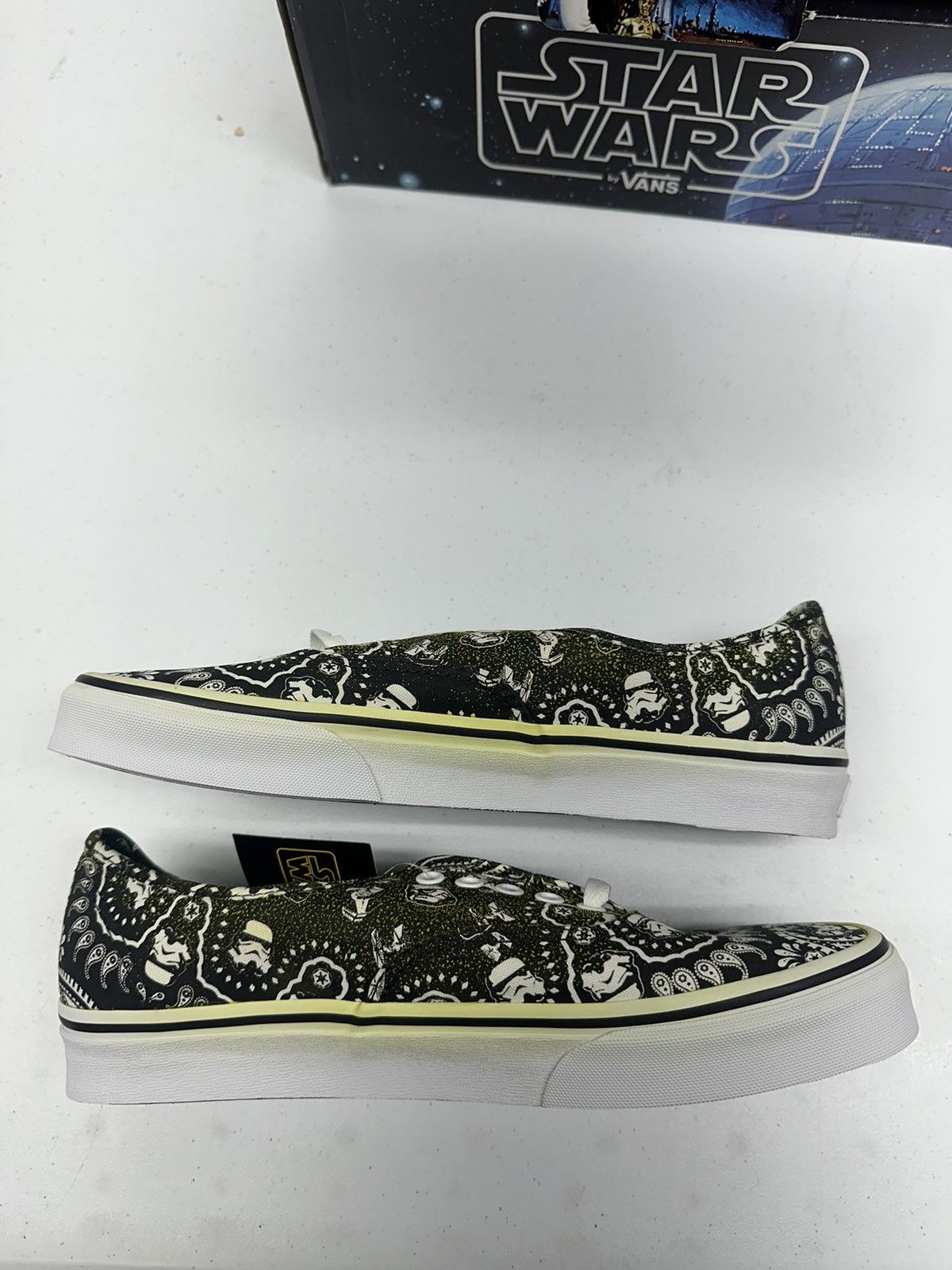 Star Wars × Vans Vans x Star Wars Stormtrooper Bandana size 10 Size US 10 / EU 43 - 2 Thumbnail