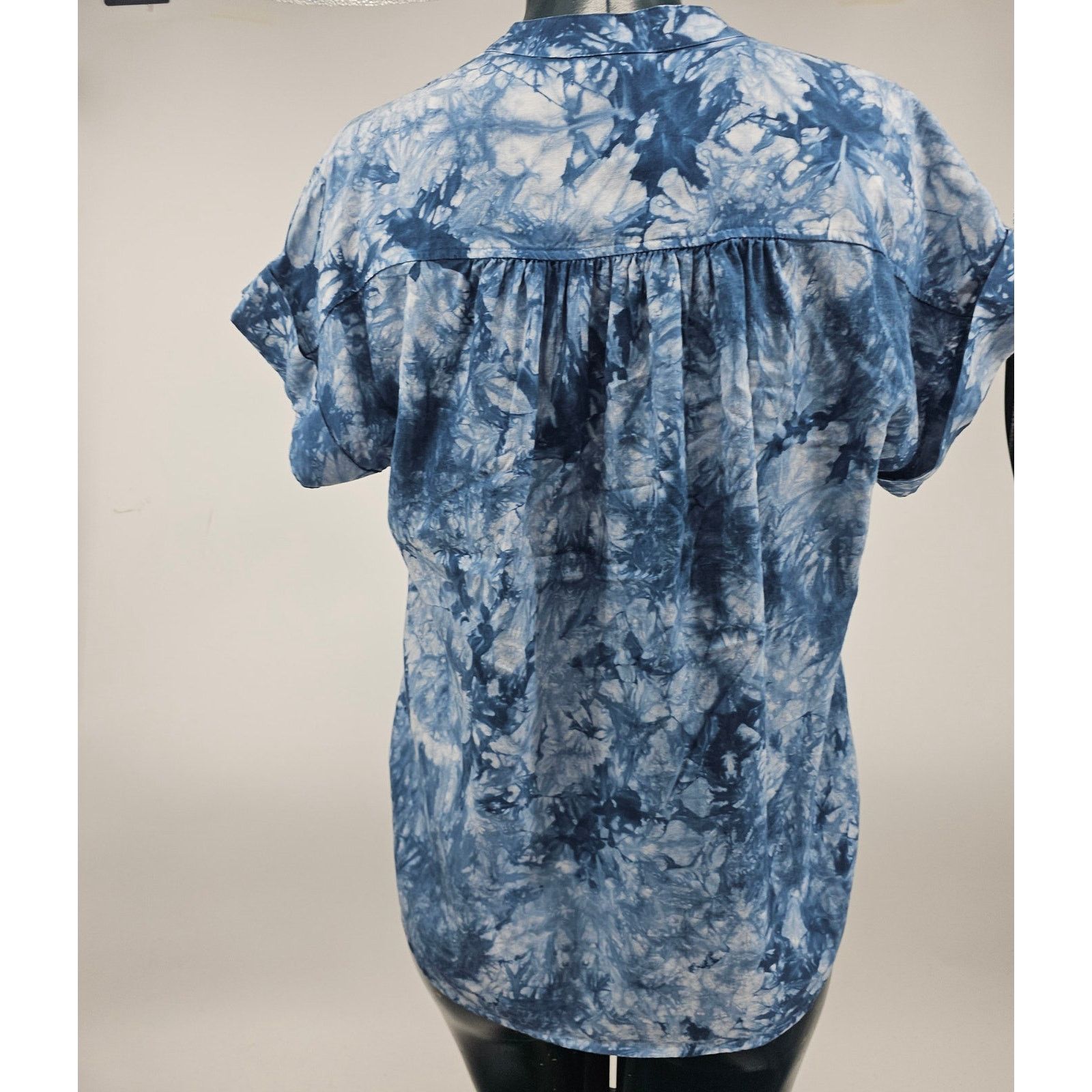 Anthropologie Anthropologie cloth & stone Button Tie Dye Blue Top S 3364 Size S / US 4 / IT 40 - 2 Thumbnail