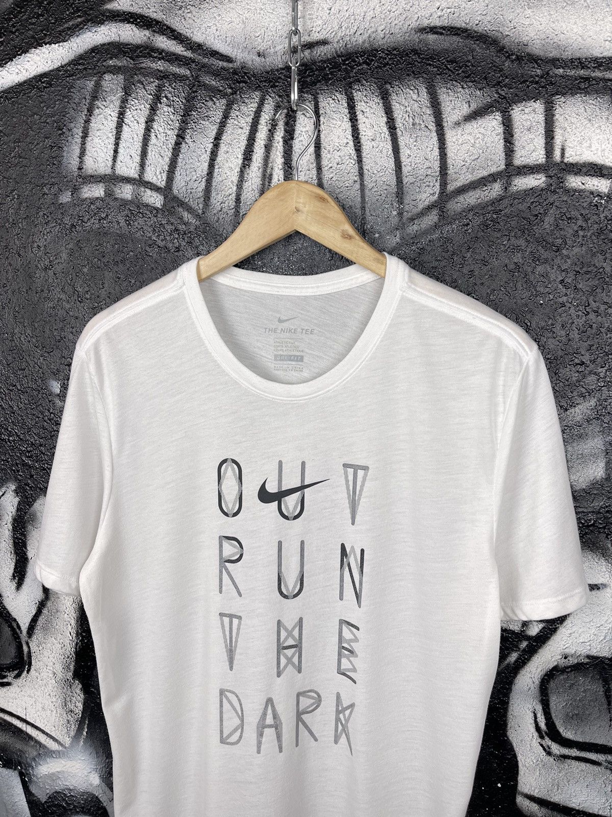 Nike Nike Dri-Fit Tee Out Run The Dark Front Logo White T-Shirt Men’s Size Medium Size US M / EU 48-50 / 2 - 3 Thumbnail