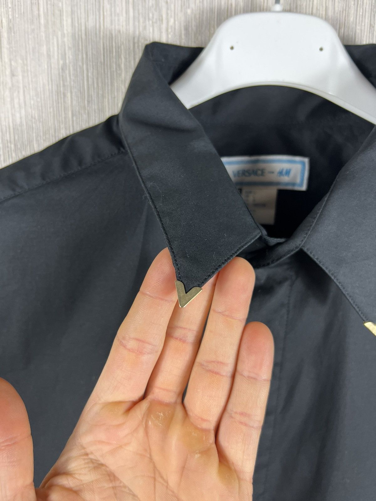 Versace Versace x H&M basic black shirt with V gold detail on collar Size US L / EU 52-54 / 3 - 11 Thumbnail