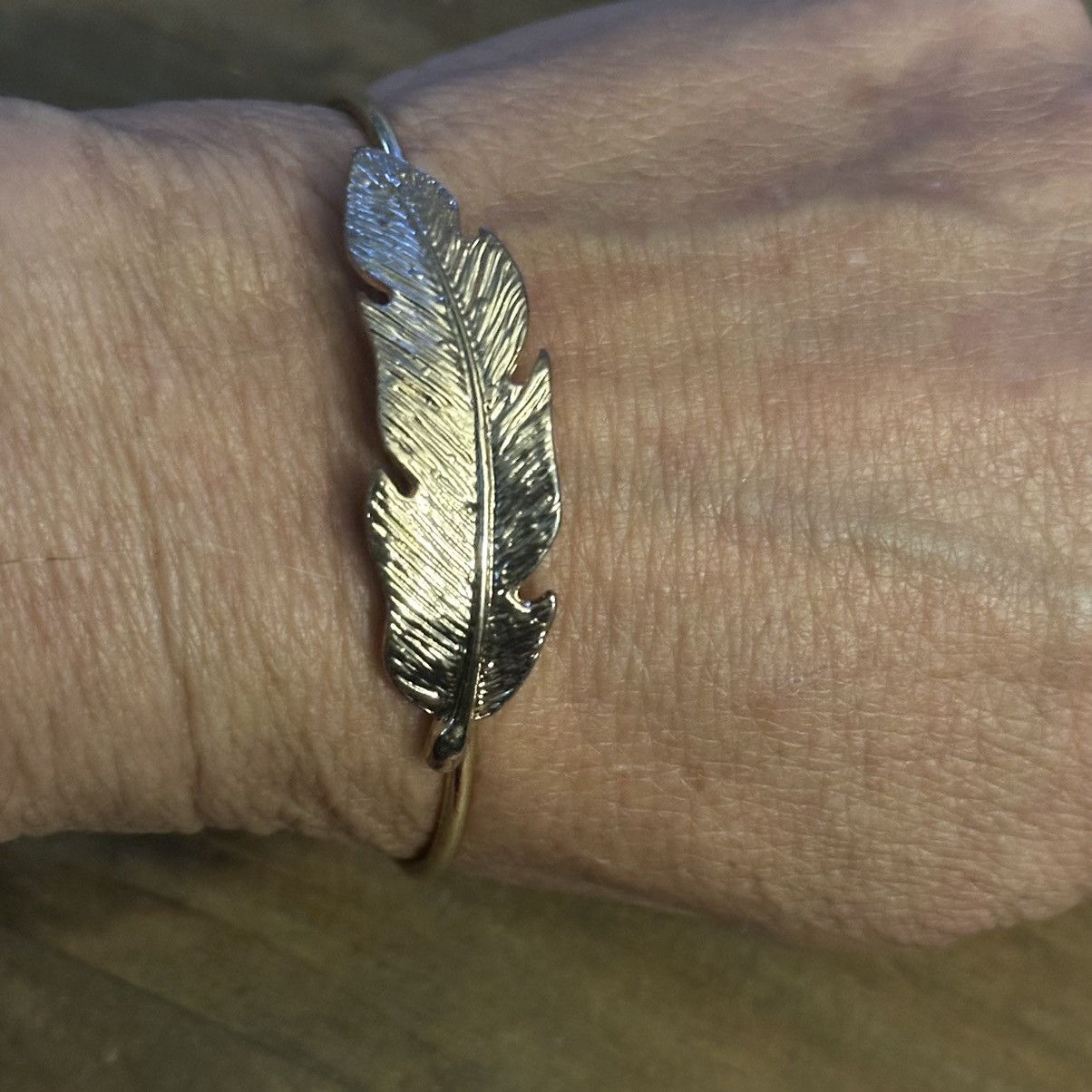 Other Gold tone feather bangle bracelet Size ONE SIZE - 2 Thumbnail