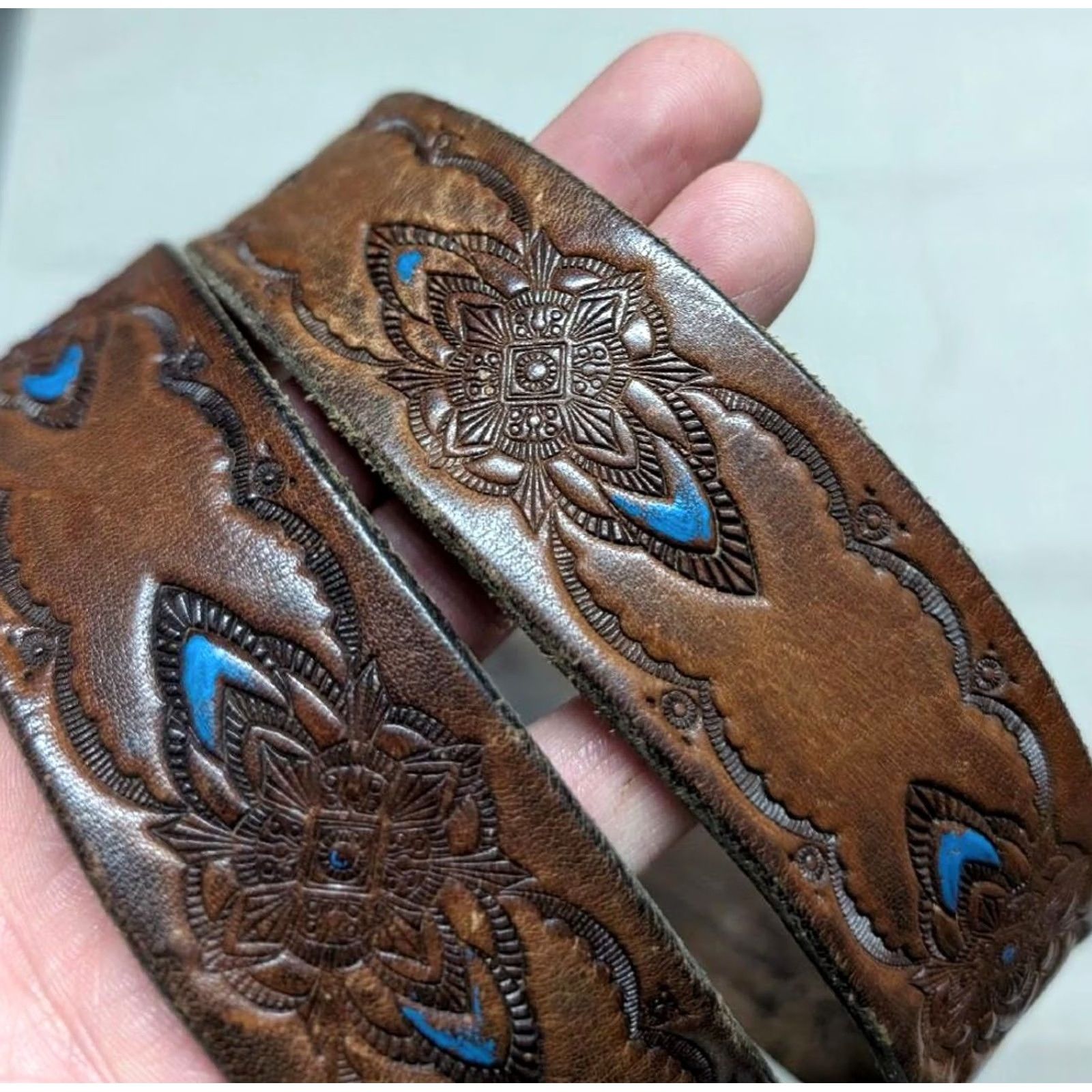 Vintage VINTAGE HANDCRAFTED buckle belt 32 cowhide leather TOOLED southwestern GEOMETRIC Men 32 Western Belt 1970s Boho Size 32 - 2 Thumbnail