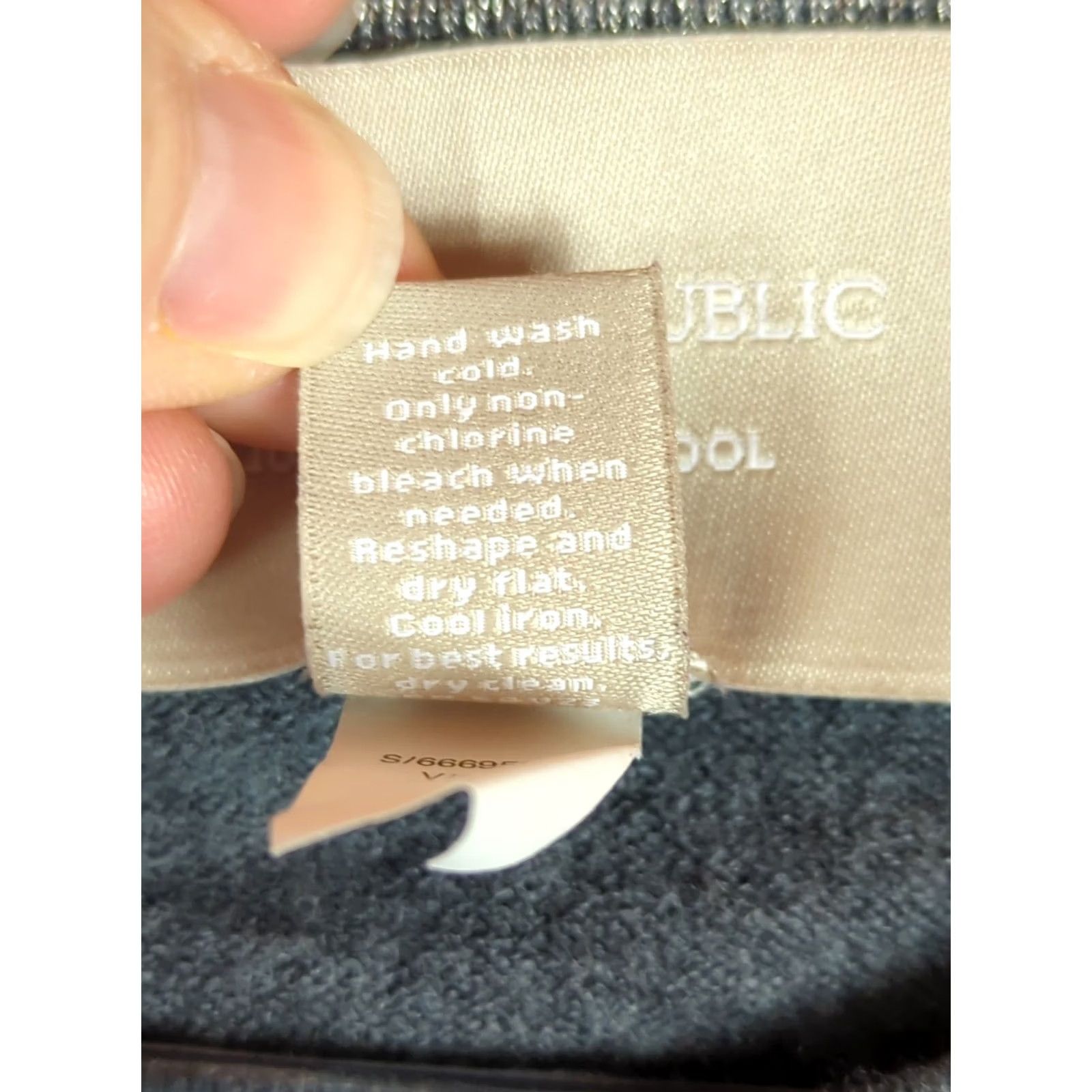 Banana Republic Banana Republic Merino Wool Cardigan Sweater Womens L Petite Gray Crew Neck Long Sleeve Button Solid Vintage No Size L / US 10 / IT 46 - 5 Thumbnail