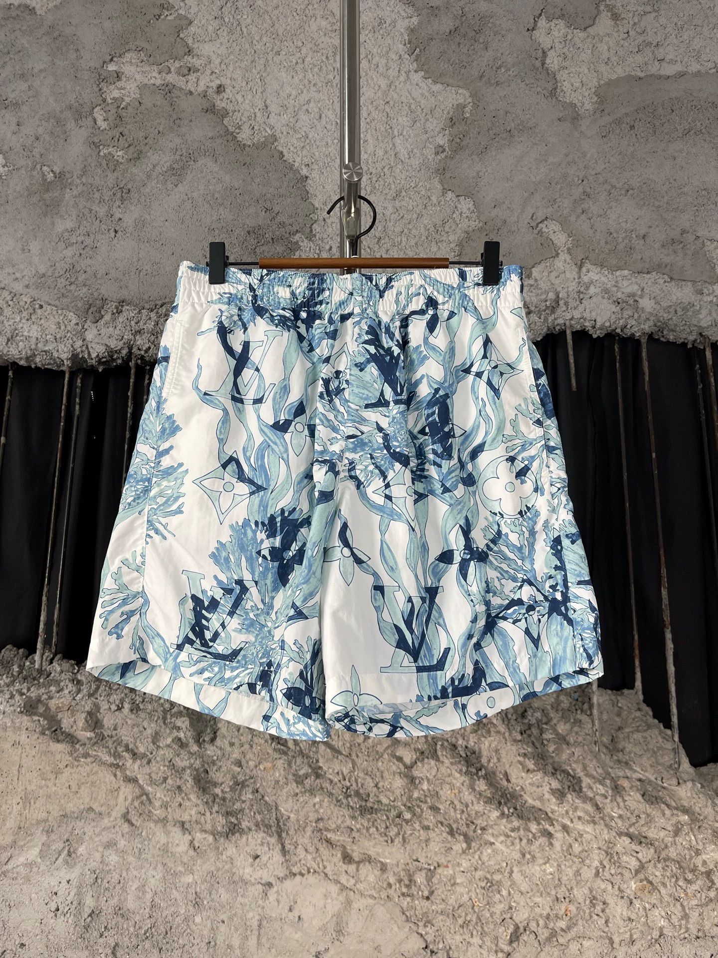 Louis Vuitton Louis Vuitton xs new shorts Size 25" / US 0 / IT 36 - 1 Thumbnail