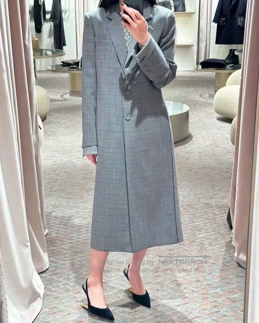 Fendi gray long wool coat with unique collar. Size US M / EU 48-50 / 2 - 2 Thumbnail