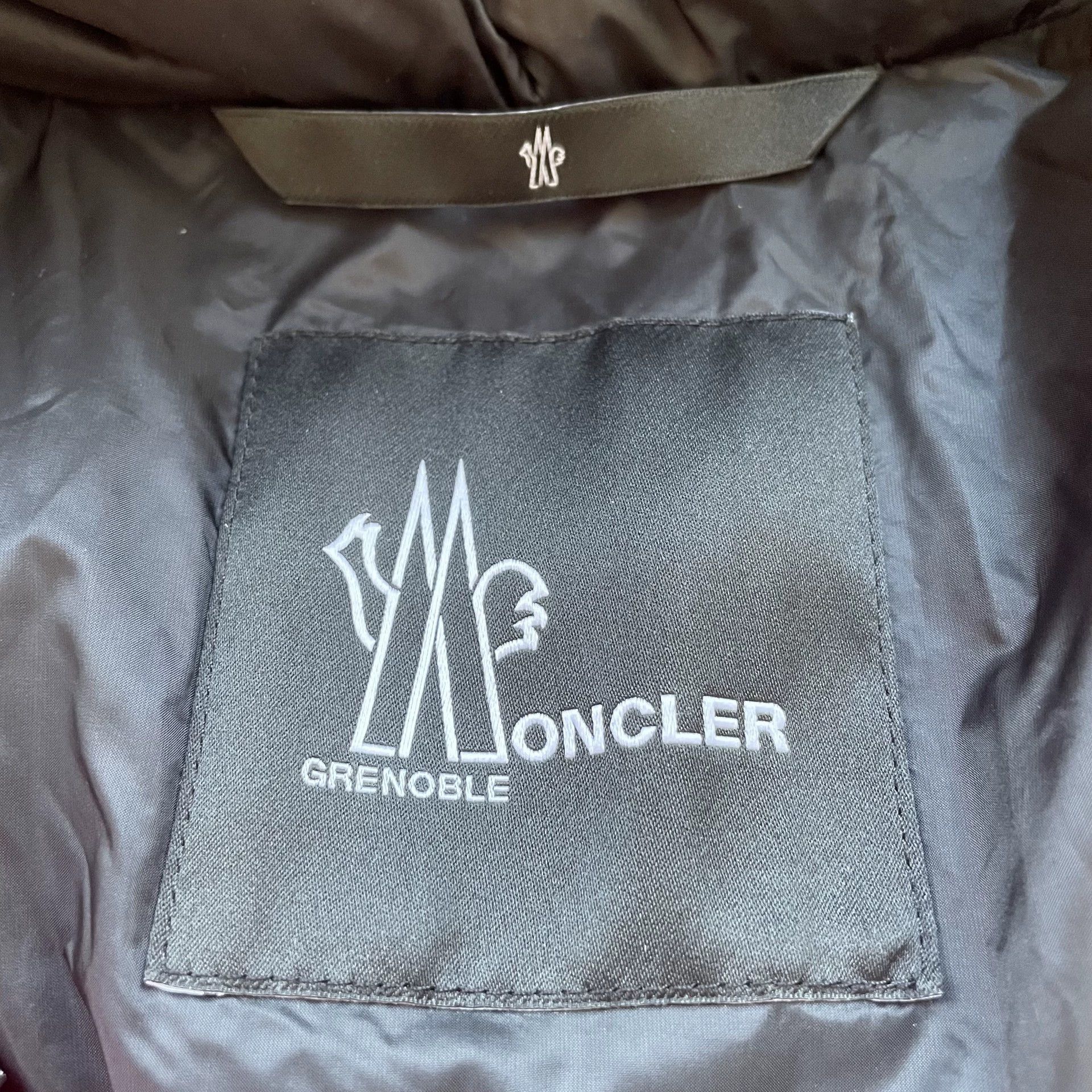 Moncler Moncler Wmns Red Ski Hooded Jacket 1 Rt arm flaw Size XS / US 0-2 / IT 36-38 - 6 Thumbnail