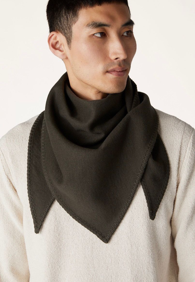 Loro Piana o1srvl11e0325 FAN8913 Size: OS / Triangular Silk Scarf Size ONE SIZE - 1 Thumbnail