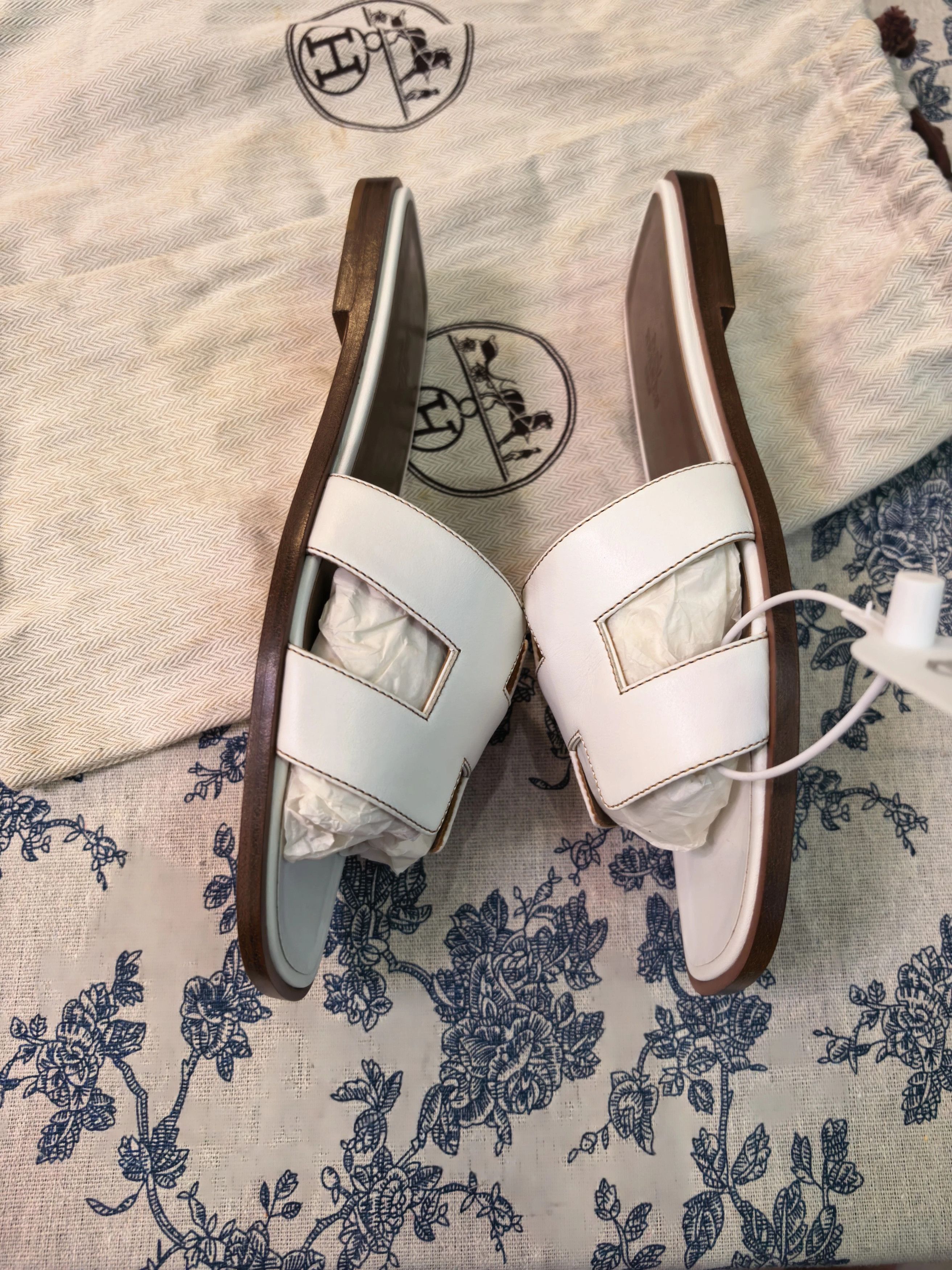 Hermes Hermès White Slippers 37 EU 2 Dust Bags Worn Once Size US 6.5 / IT 36.5 - 2 Thumbnail