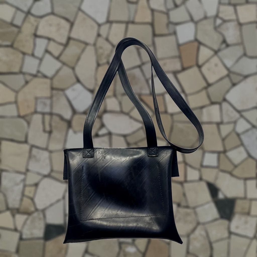 Vintage VINTAGE Recycled inner tube purse Crossbody Womens One size Black Rubber 8x9.5 Like New Size ONE SIZE - 1 Thumbnail