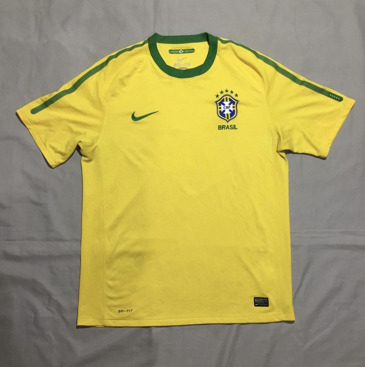 Nike 2010-11 BRAZIL SHIRT L Football Soccer International Teams Size US L / EU 52-54 / 3 - 1 Thumbnail