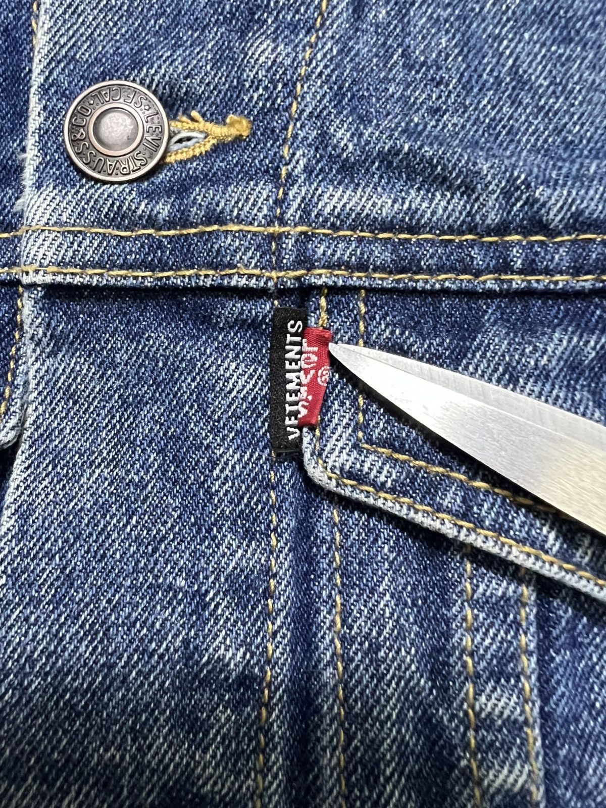 Levi's × Vetements Vetements - Levi’s - S/S 17 - Reworked Cropped Denim Jacket Size S / US 4 / IT 40 - 10 Thumbnail