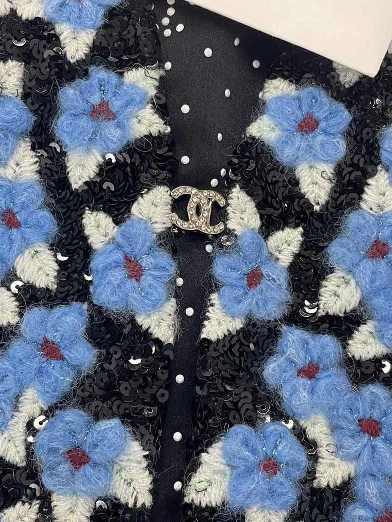 Chanel Chanel 24B blue knitting flower sequin cashmere vest Size XS / US 0-2 / IT 36-38 - 2 Thumbnail