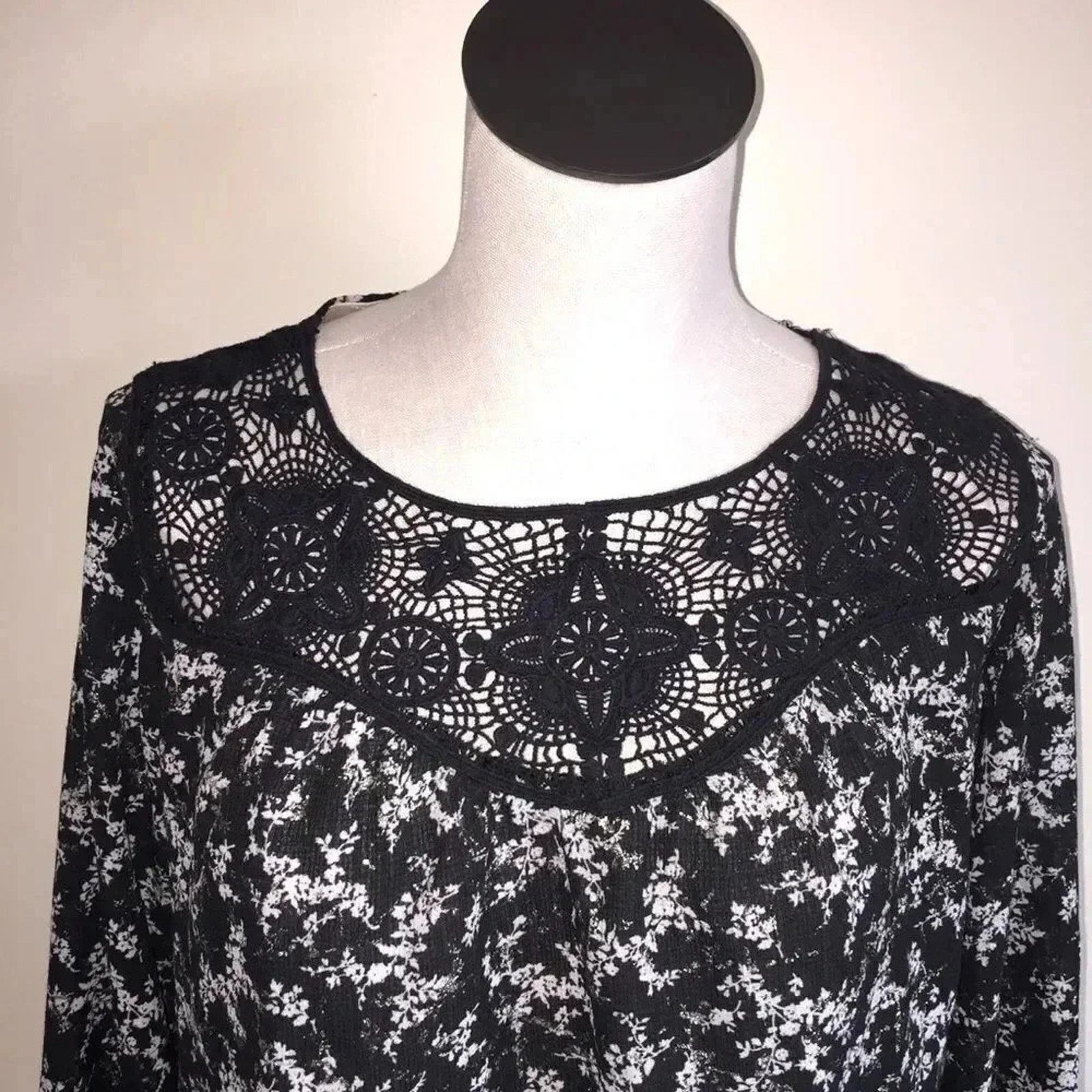 Other Xhilaration black floral print top with crochet yoke Size M Size M / US 6-8 / IT 42-44 - 3 Thumbnail