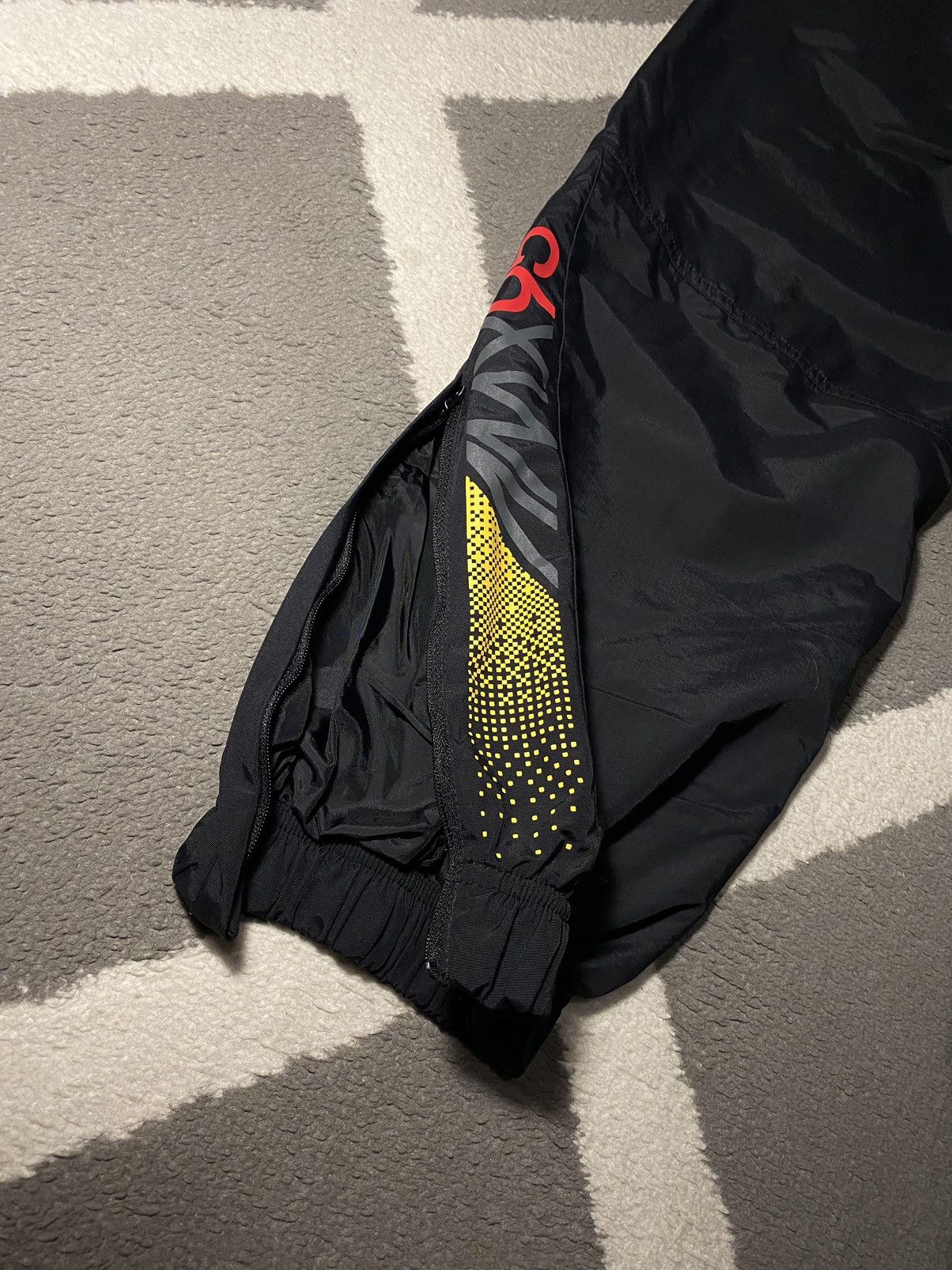 Nike Vintage 00’s Nike Air Max 95 Nylon Track Pants Size US 30 / EU 46 - 12 Thumbnail
