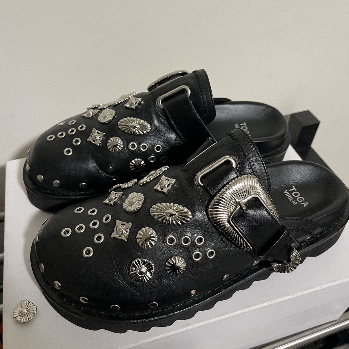 【Toga Virilis】ブラック アイレット メタル サボ クロッグ TOGA VIRILIS ブラック サンダル メタル サボ クロッグ