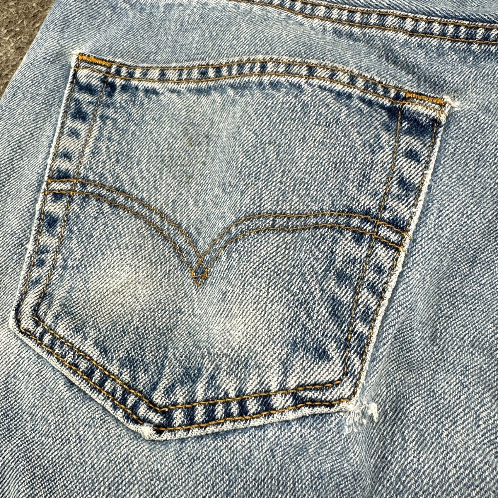 Levi's VINTAGE Levi's 501 Jeans Men 32x29 Blue Straight Regular Light Hemmed USA 90s Size US 34 / EU 50 - 3 Thumbnail