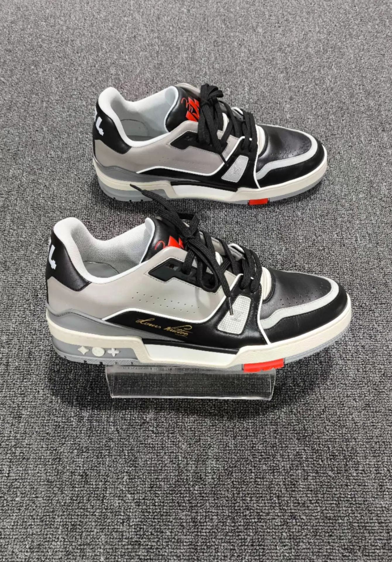 Louis Vuitton LV trainer worn once near new US 40 Size US 7 / EU 40 - 3 Thumbnail