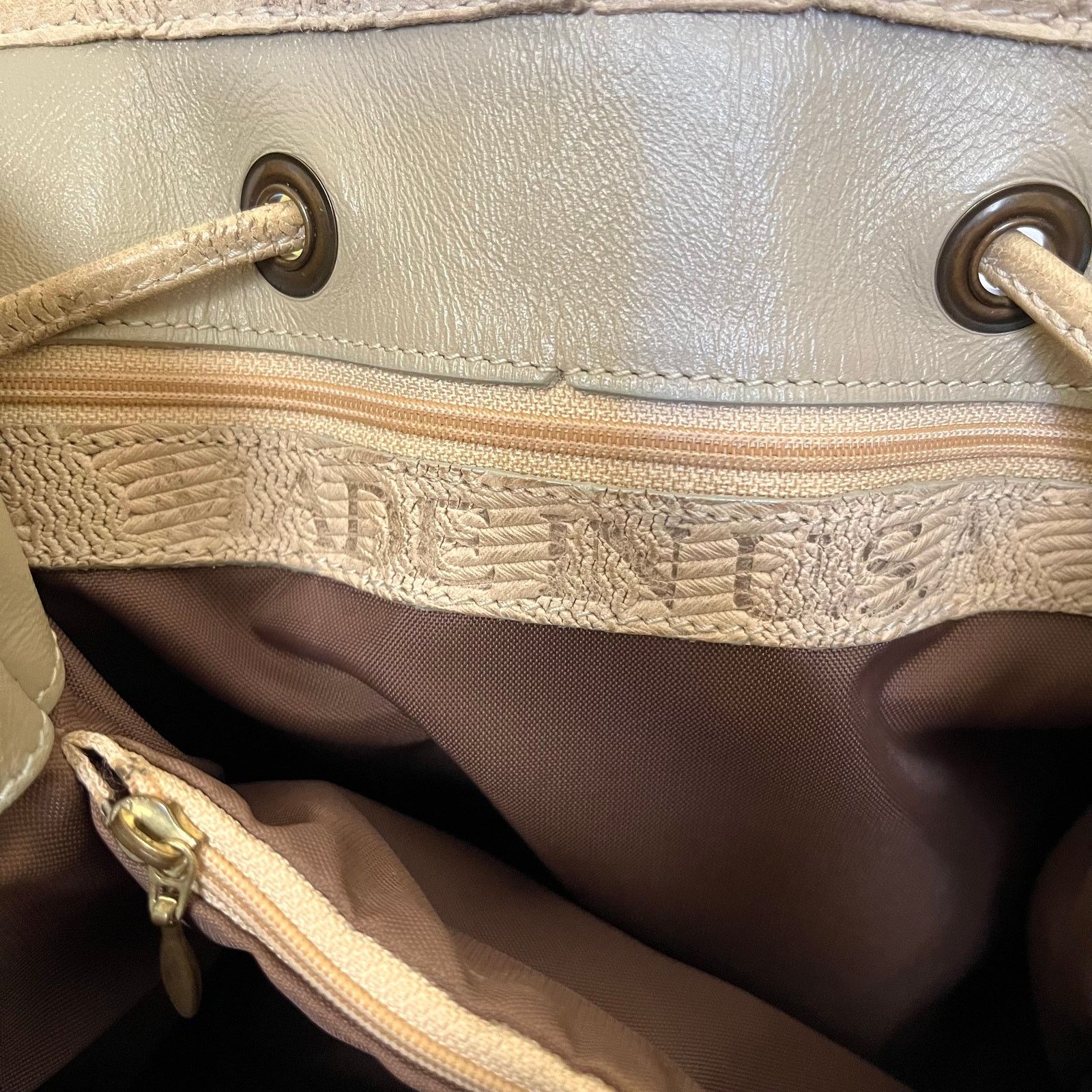 BRAHMIN × Vintage Brahmin Vintage Chevron Embossed Cream Leather Bucket Bag Size ONE SIZE - 6 Thumbnail