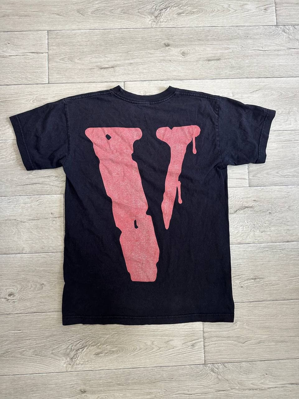 City Morgue × Vlone Vlone x City Morgue Blood V Logo T-Shirt Black Size M Size US M / EU 48-50 / 2 - 1 Thumbnail