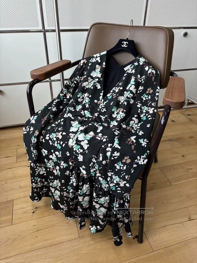 Chanel Chanel Printed mulberry silk dress Size M / US 6-8 / IT 42-44 - 5 Thumbnail