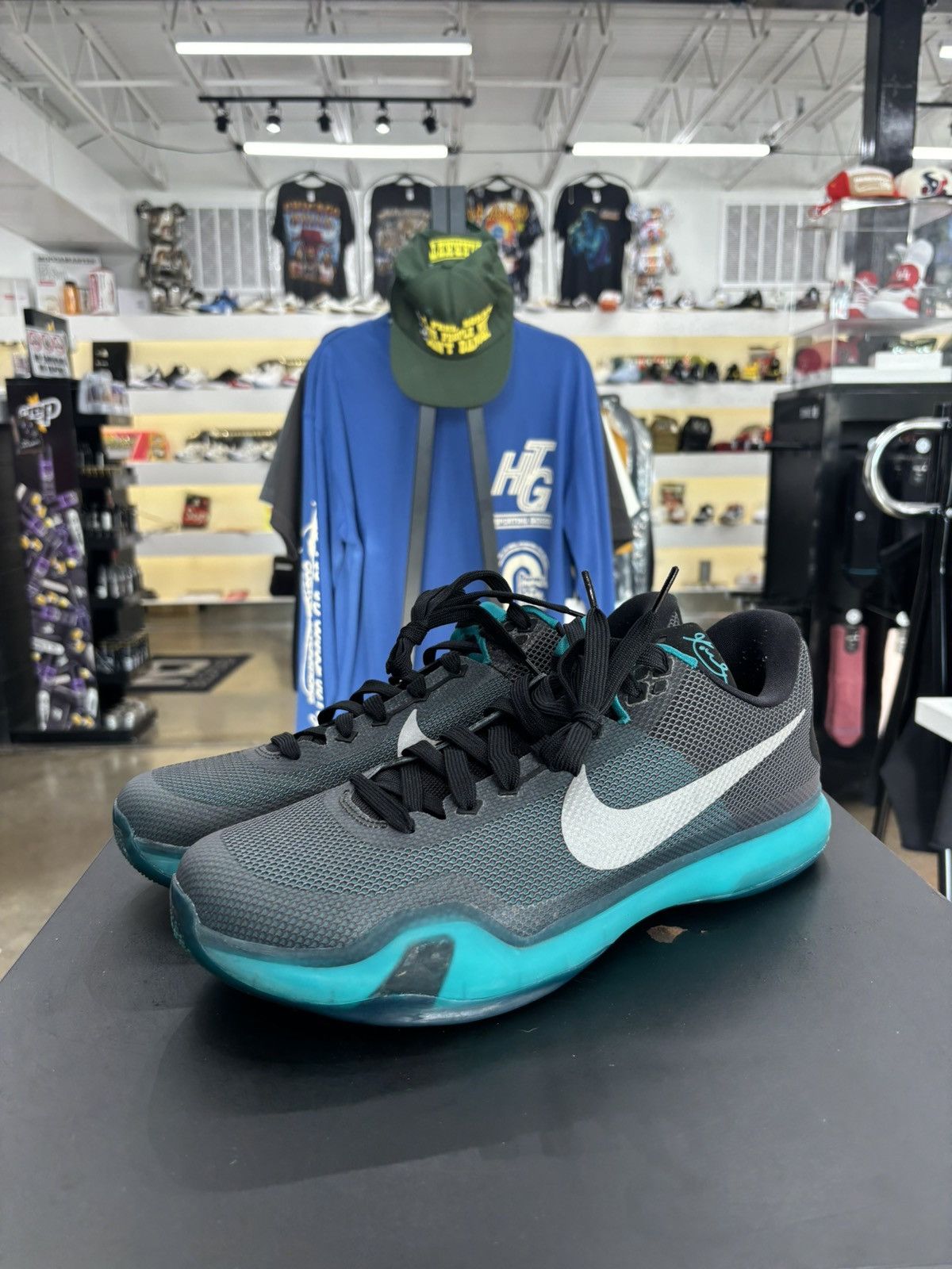 Nike Nike Kobe 10 Radiant Emerald Sz. 12.5 Size US 12.5 / EU 45-46 - 1 Thumbnail