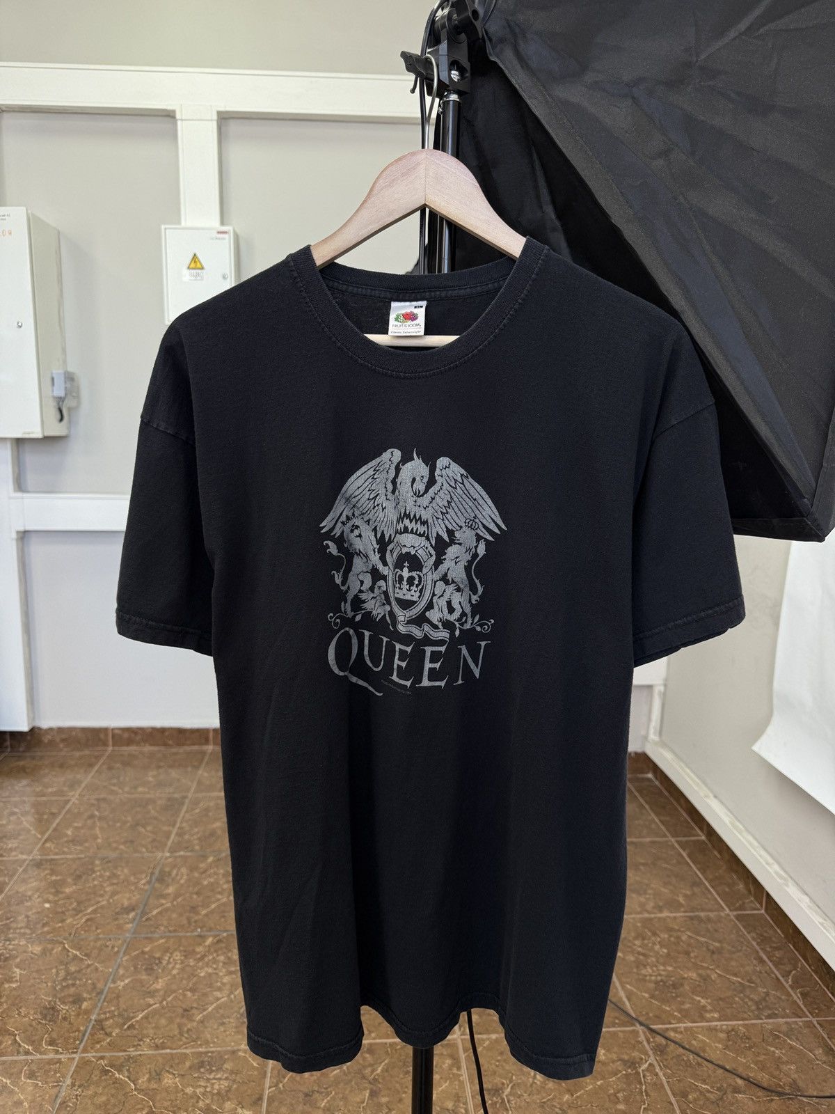 Fruit Of The Loom 🇬🇧 Vintage 2004 Queen Rock Band T-Shirt Rare Retro Hype Y2K Size US XL / EU 56 / 4 - 1 Thumbnail