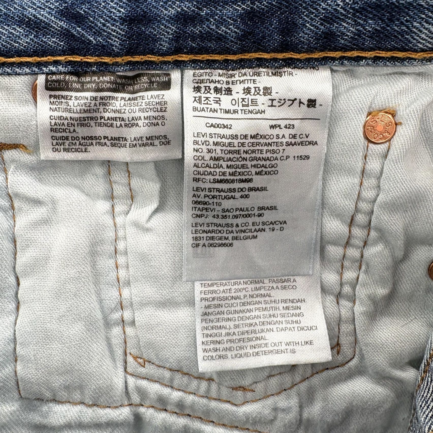 Levi's VINTAGE Levi's 501 Jeans Mens 36x34 Medium Blue Denim Button Fly Straight Leg Y2K Size US 36 / EU 52 - 6 Thumbnail