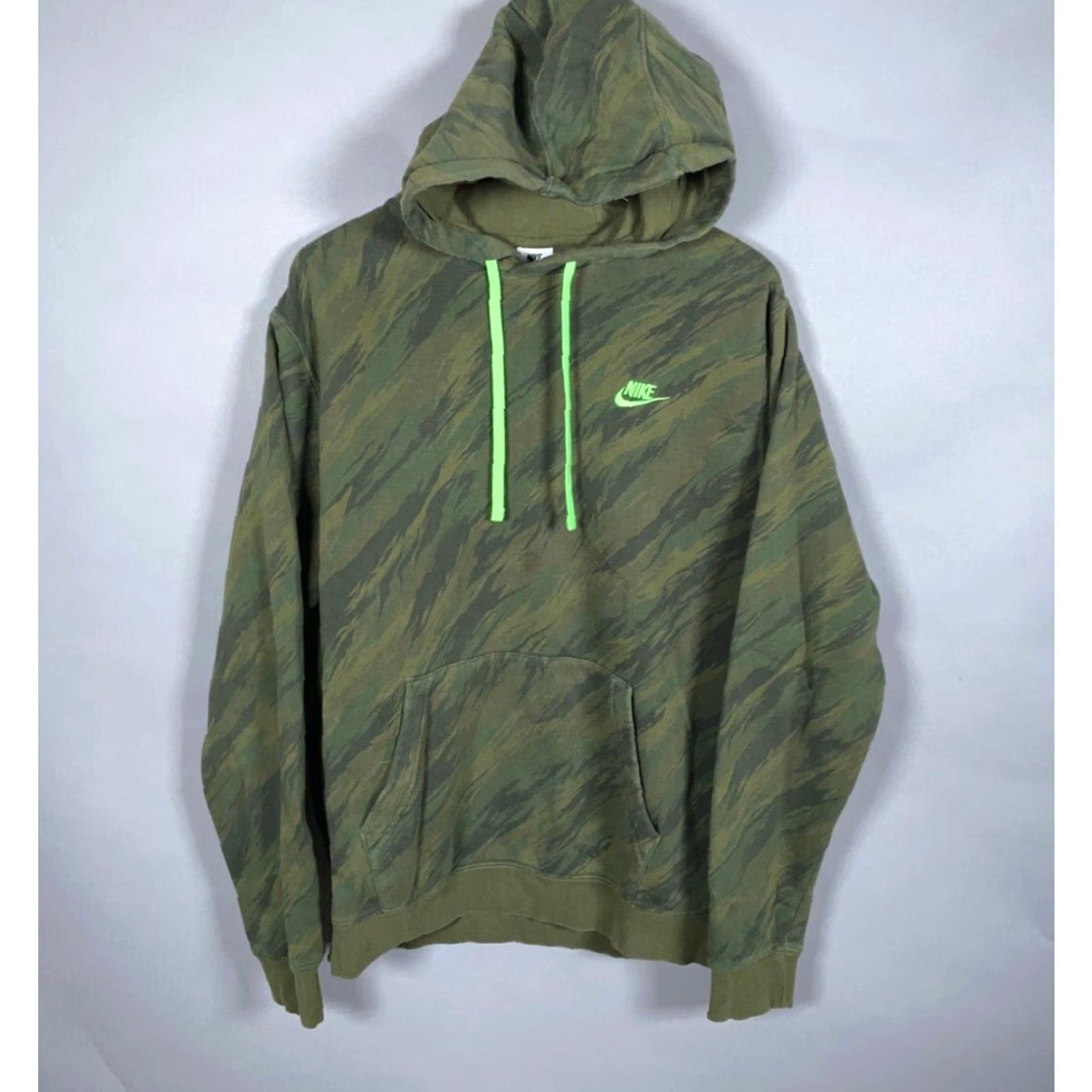 Nike Nike Club Fleece Hoodie Men's Large Green Camouflage Sweatshirt Pullover Sweatshirt Camouflage Logo Pockets Heavyweight Retro Fall Winter Size US L / EU 52-54 / 3 - 2 Thumbnail