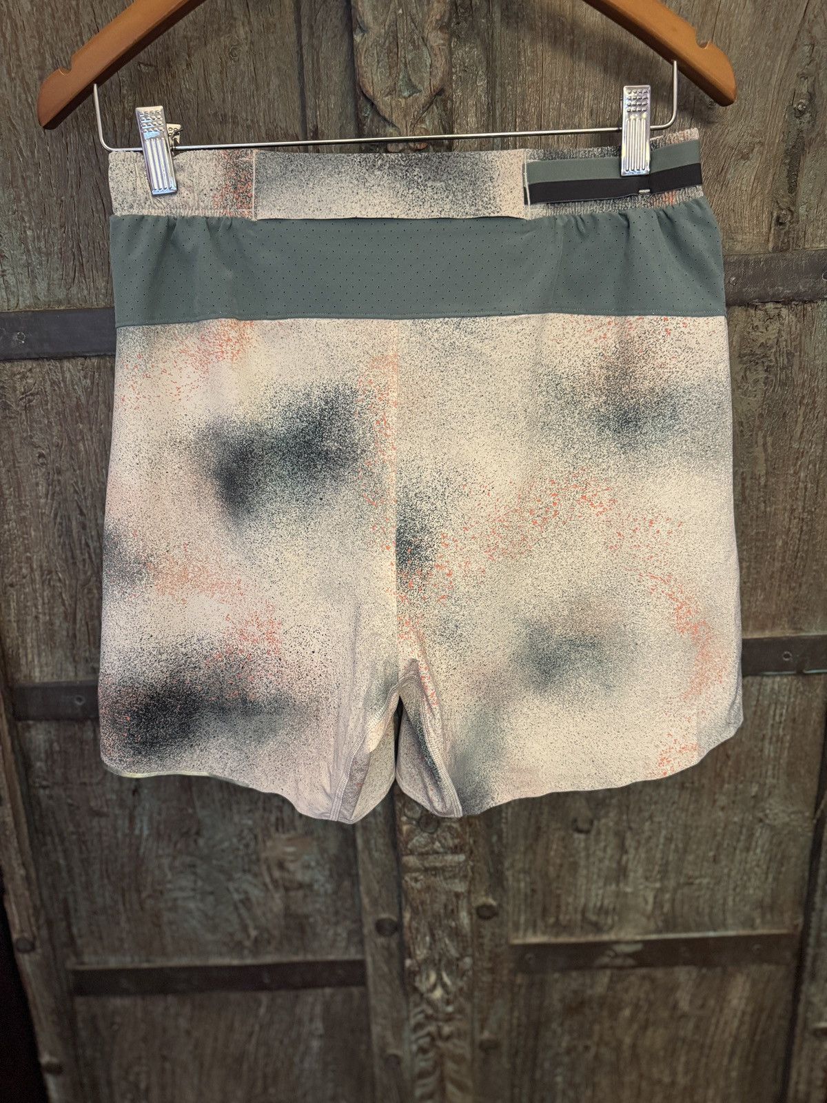 Lululemon 6 in. Surge Lined Running Shorts in Spray Camo, Silver, Blue Size US 32 / EU 48 - 2 Thumbnail