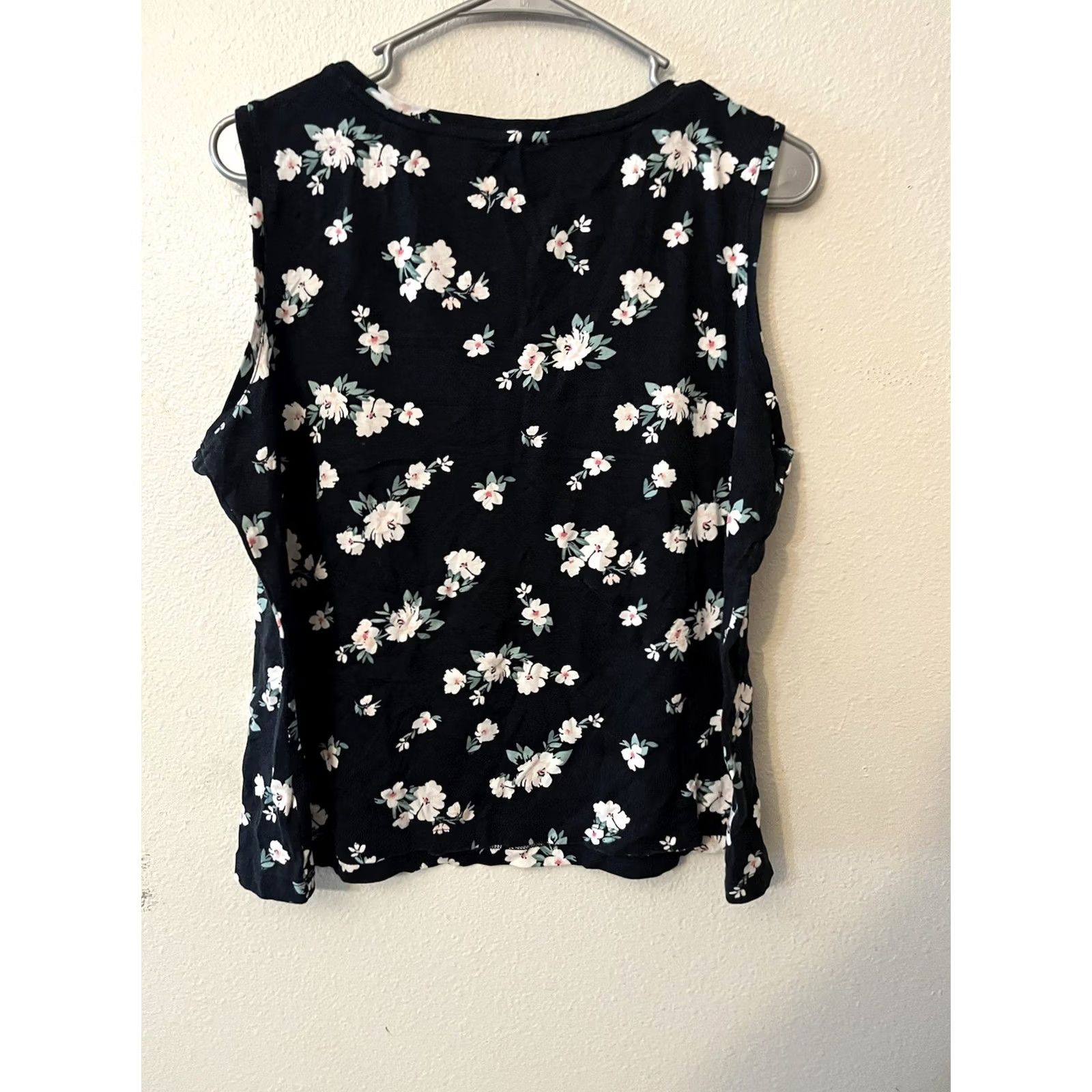 Croft & Barrow Croft & Barrow Women's Tank Black Floral The Classic Tank PL Petites Sleeveless Round Neck T-Shirt Top Casual Shirt Clothing Size L / US 10 / IT 46 - 2 Thumbnail