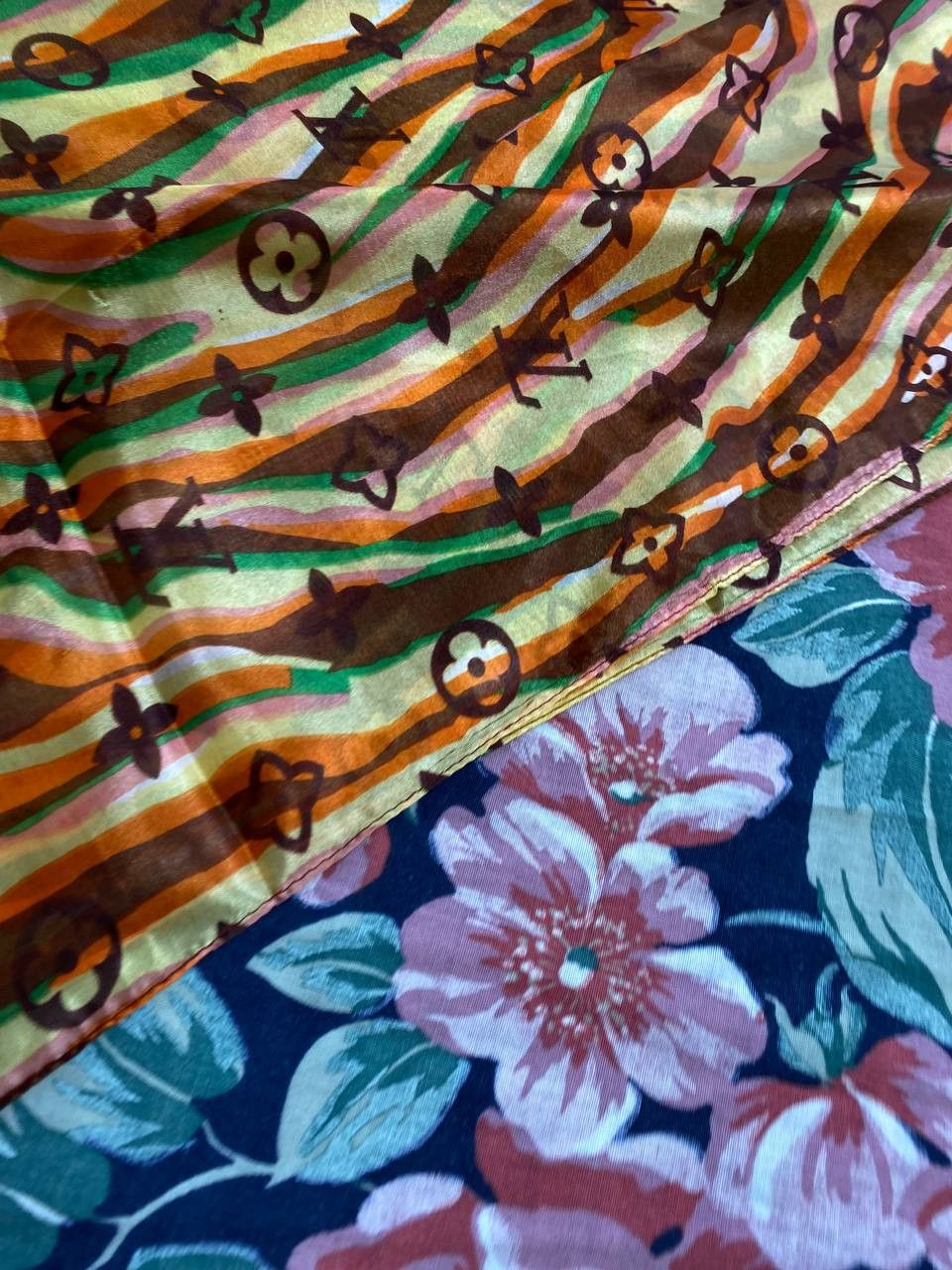 Louis Vuitton Louis Vuitton Multicolor Silk Geometric Shawl Scarf . Size ONE SIZE - 9 Thumbnail