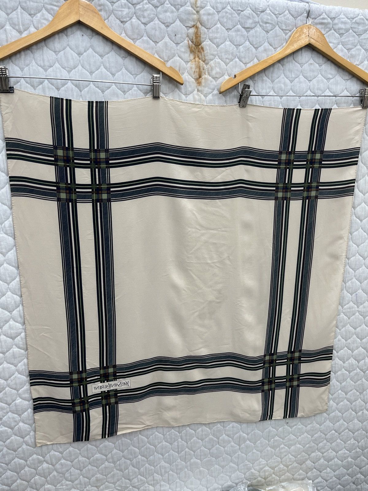 Yves Saint Laurent 🔥🔥🔥STEALS YVES SAINT LAURENT SILK SCARF Size ONE SIZE - 10 Thumbnail