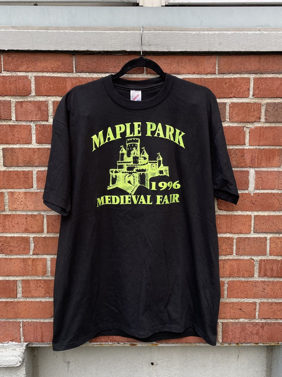 Jerzees VTG 1996 Jerzees Maple Park Medieval Fair Castle Graphic tee Size US XL / EU 56 / 4 - 1 Thumbnail
