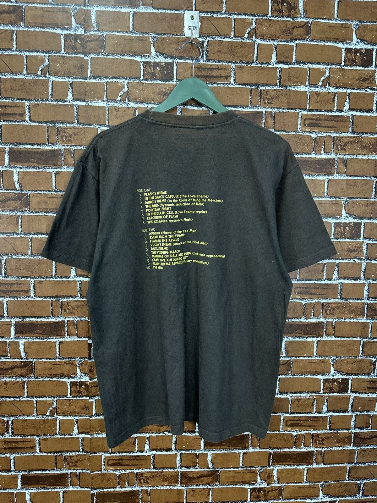 Band Tees Queen Flash Gordon Merch Tshirt A1008 Size US L / EU 52-54 / 3 - 3 Thumbnail