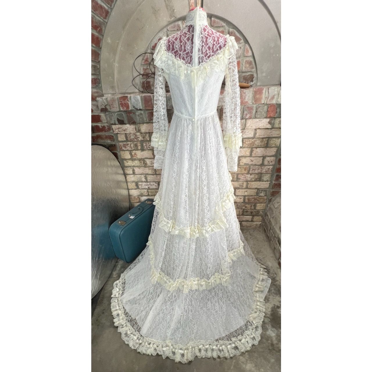Vintage Wedding dress 1970s boho bishop sleeves ruffle train white Size L / US 10 / IT 46 - 6 Thumbnail