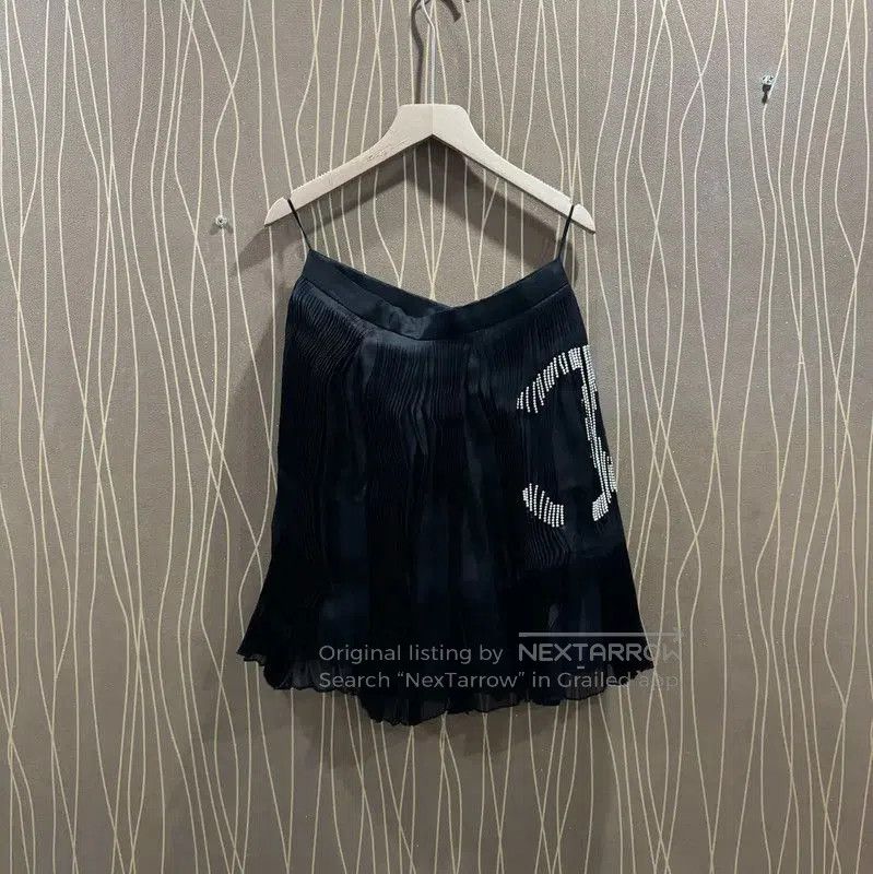Chanel Chanel Black Silk Pleated Skirt . Size 22" - 1 Thumbnail