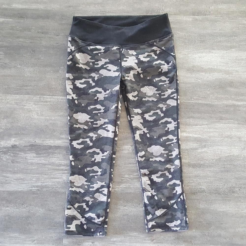 Fabletics Grey Black Camo Fabletics Fitted Athletic Capri Size 26" / US 2 / IT 38 - 1 Thumbnail