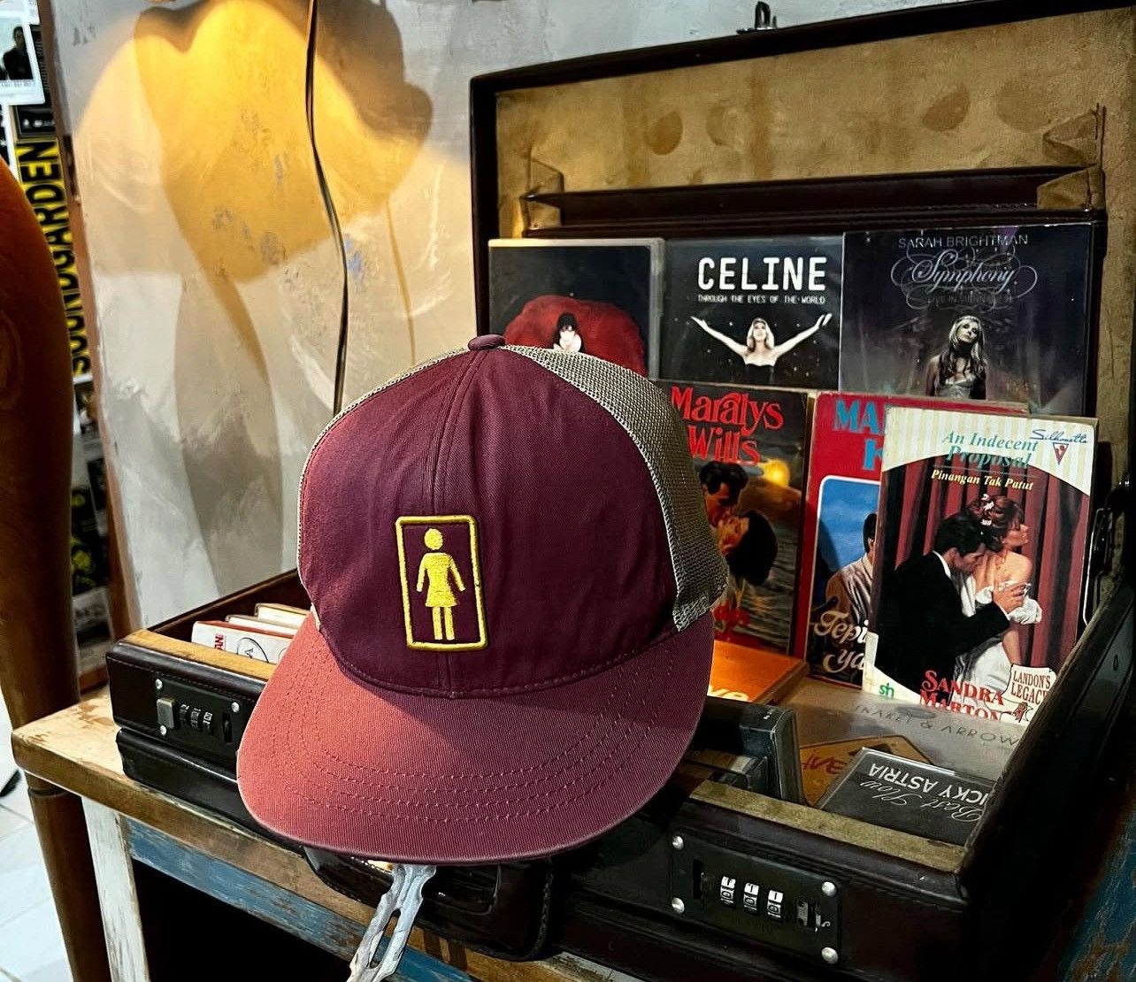 Girl Skateboards × Hook-Ups × Japanese Brand Girl Skateboard Snapback Trucker Hat Size ONE SIZE - 1 Thumbnail