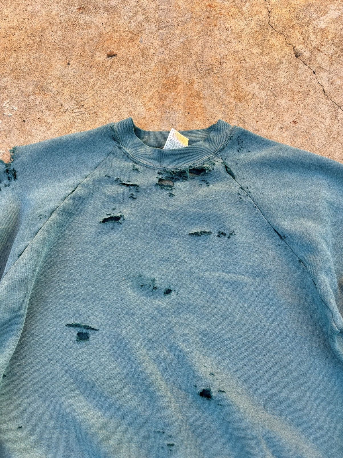Vintage Thrashed Fruit Of The Loom Sweatshirt Size US L / EU 52-54 / 3 - 6 Thumbnail