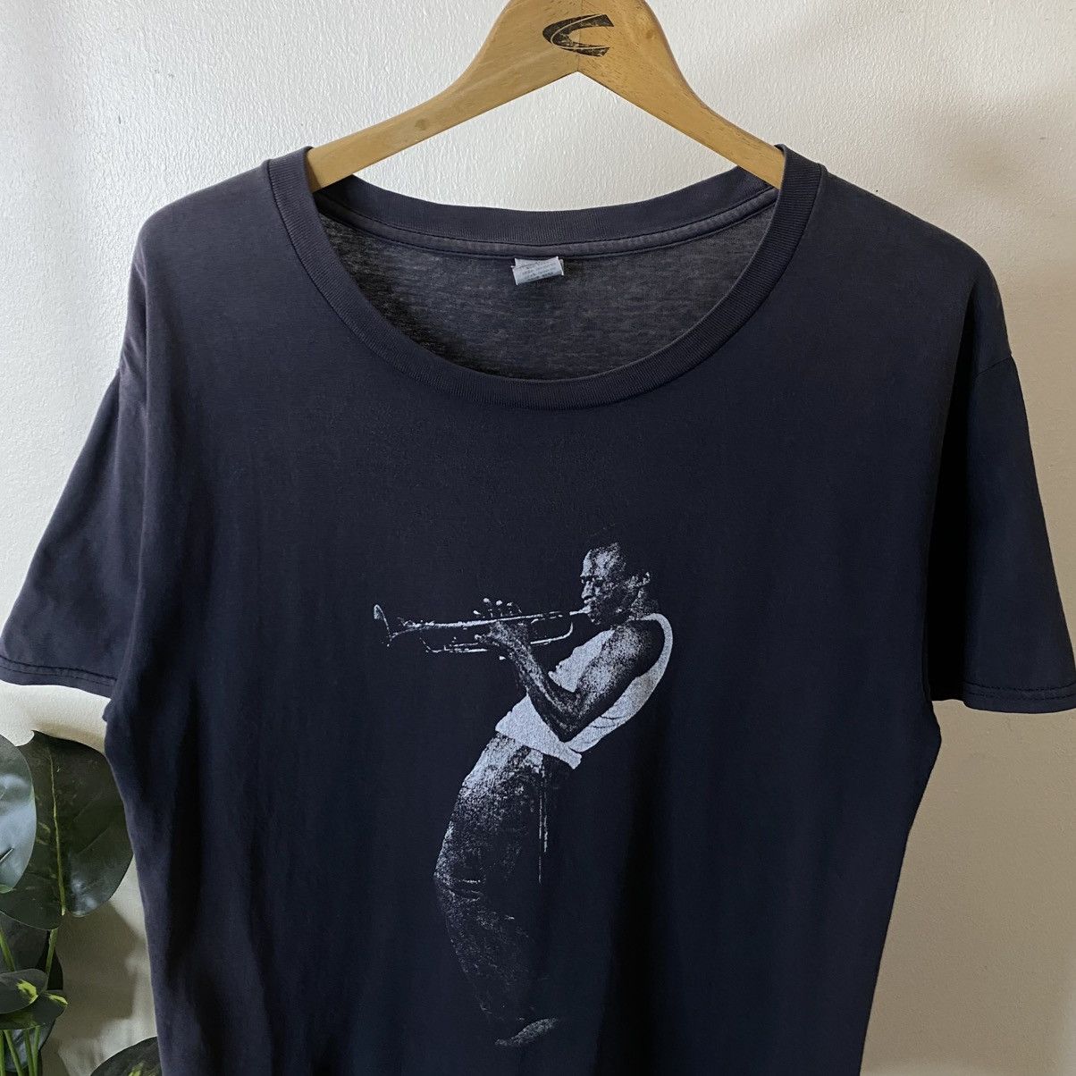 Vintage Y2K Jazz Musician Miles Davis Playing Trumpet Faded Black T Size US M / EU 48-50 / 2 - 2 Thumbnail